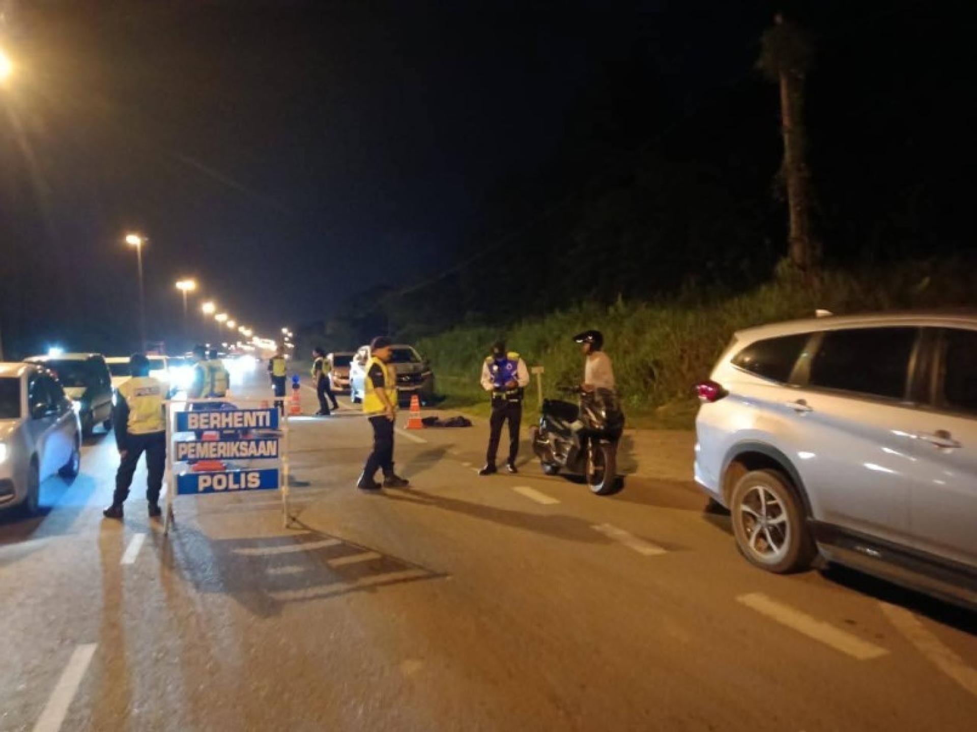 行动结合设立路障、突击检查、流动巡逻及娱乐场所检查，在全区同步展开。