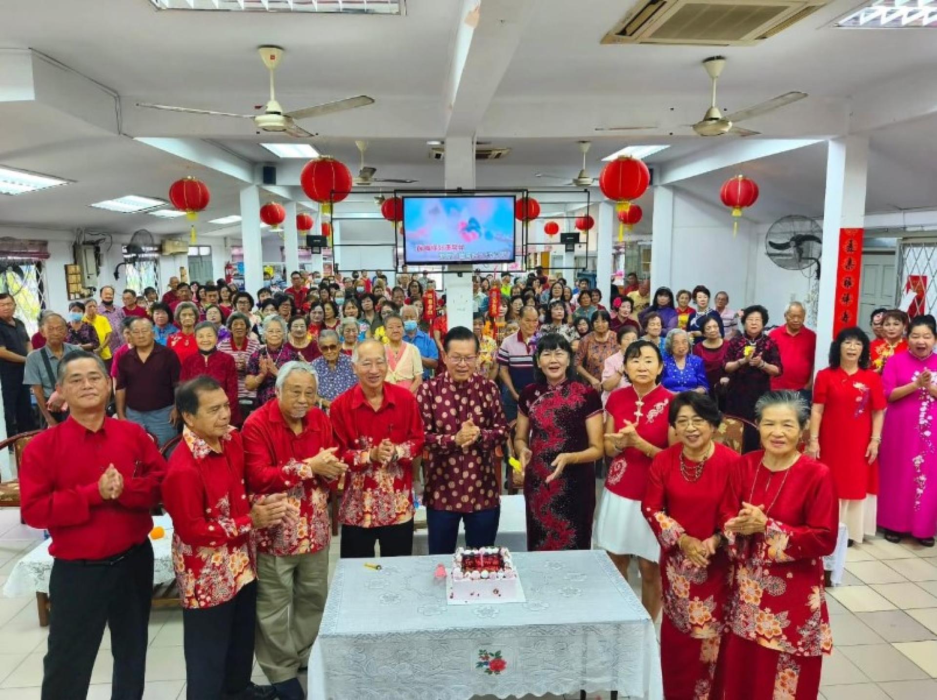 李景胜（右5）与嘉宾在活动上合影。