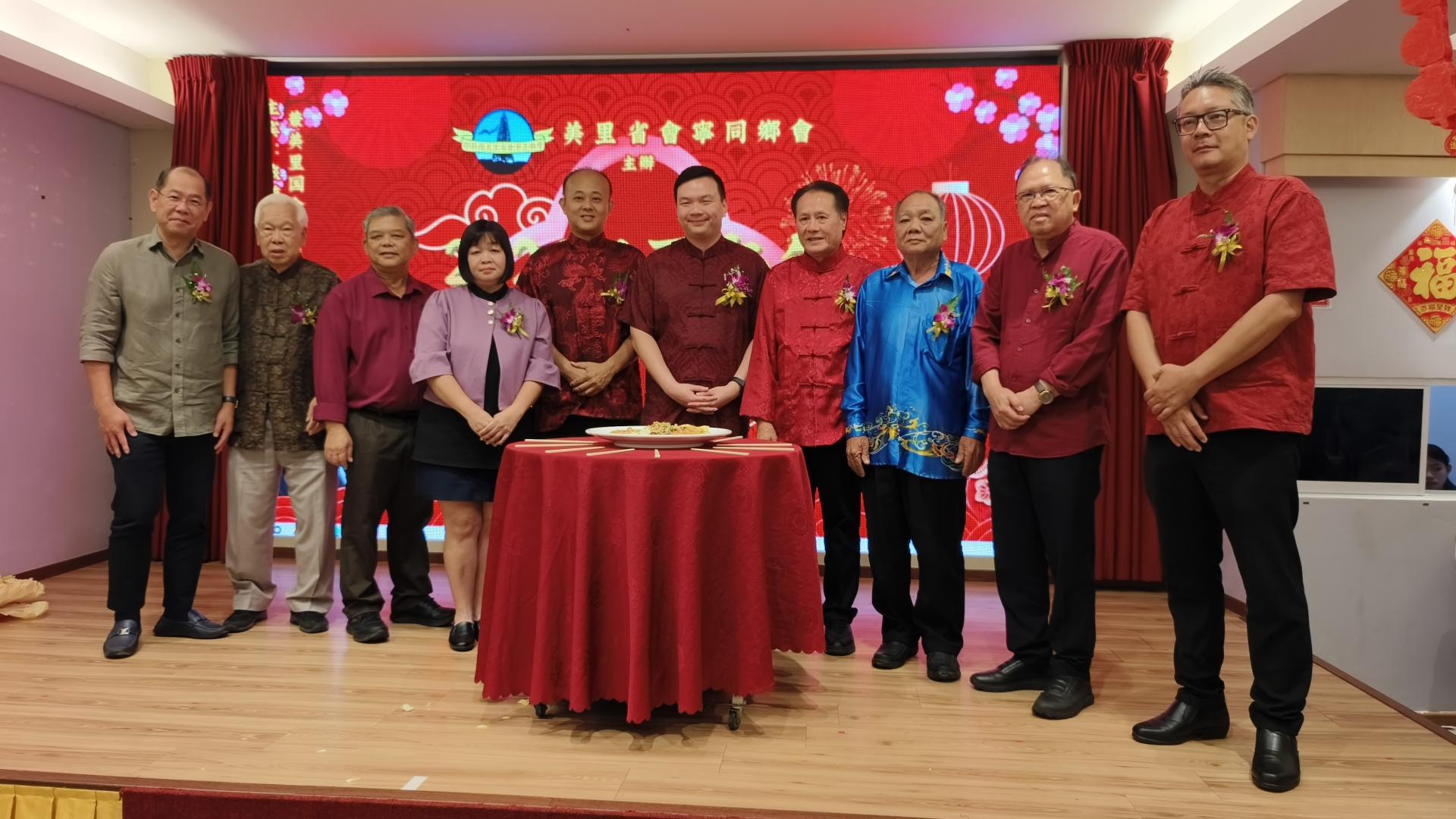 美里省会宁同乡会2026年丙午年“马到成功”新春联欢晚宴上  ，会长张志明（右4）与众嘉宾在“捞生”仪式前合影，寓意新年吉祥、万事如  意。