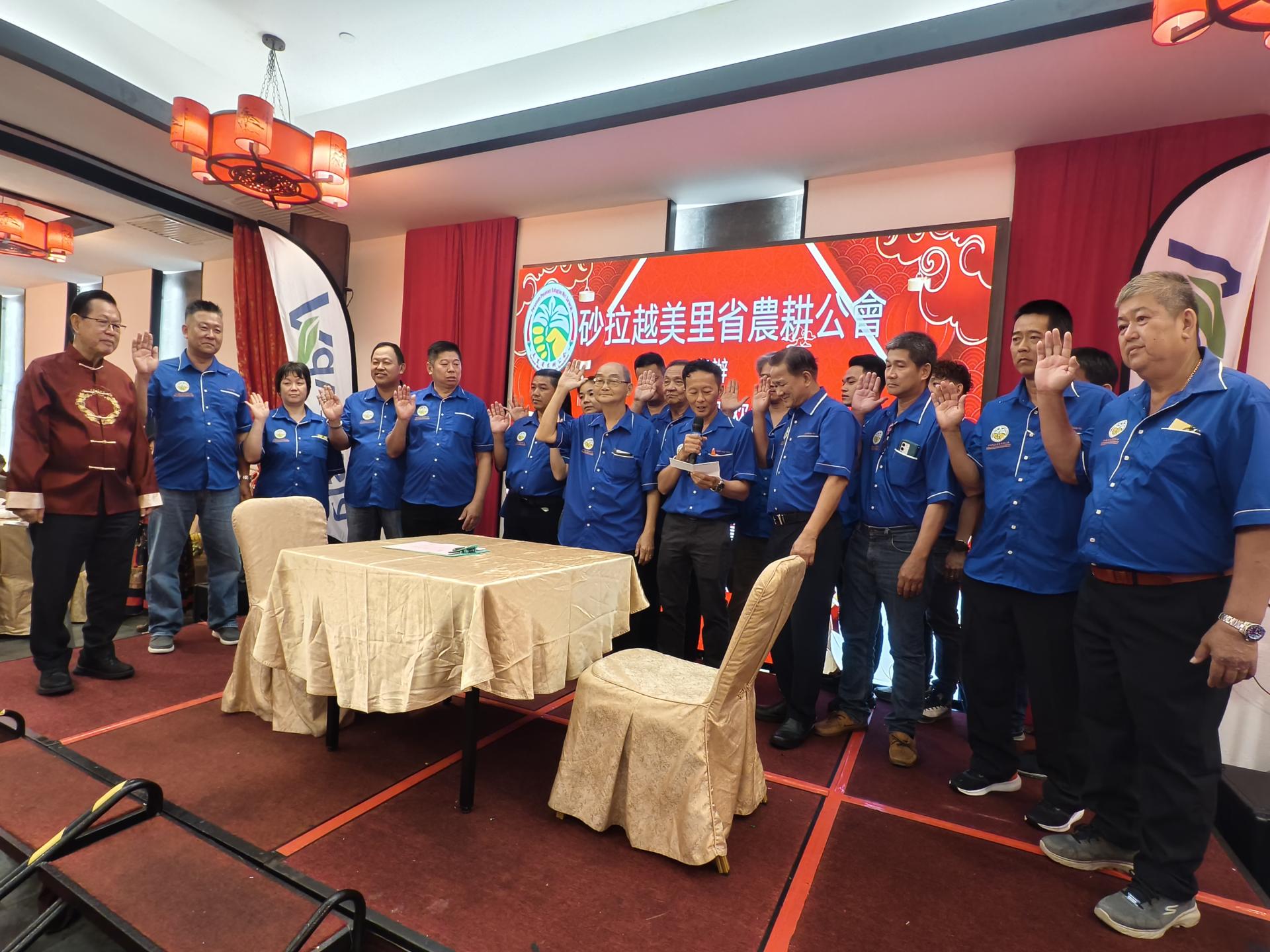 砂拉越美里省农耕公会第25届（2026-2027）理事宣誓就职，由砂拉越交通部长拿督斯里李景胜（左）监誓。