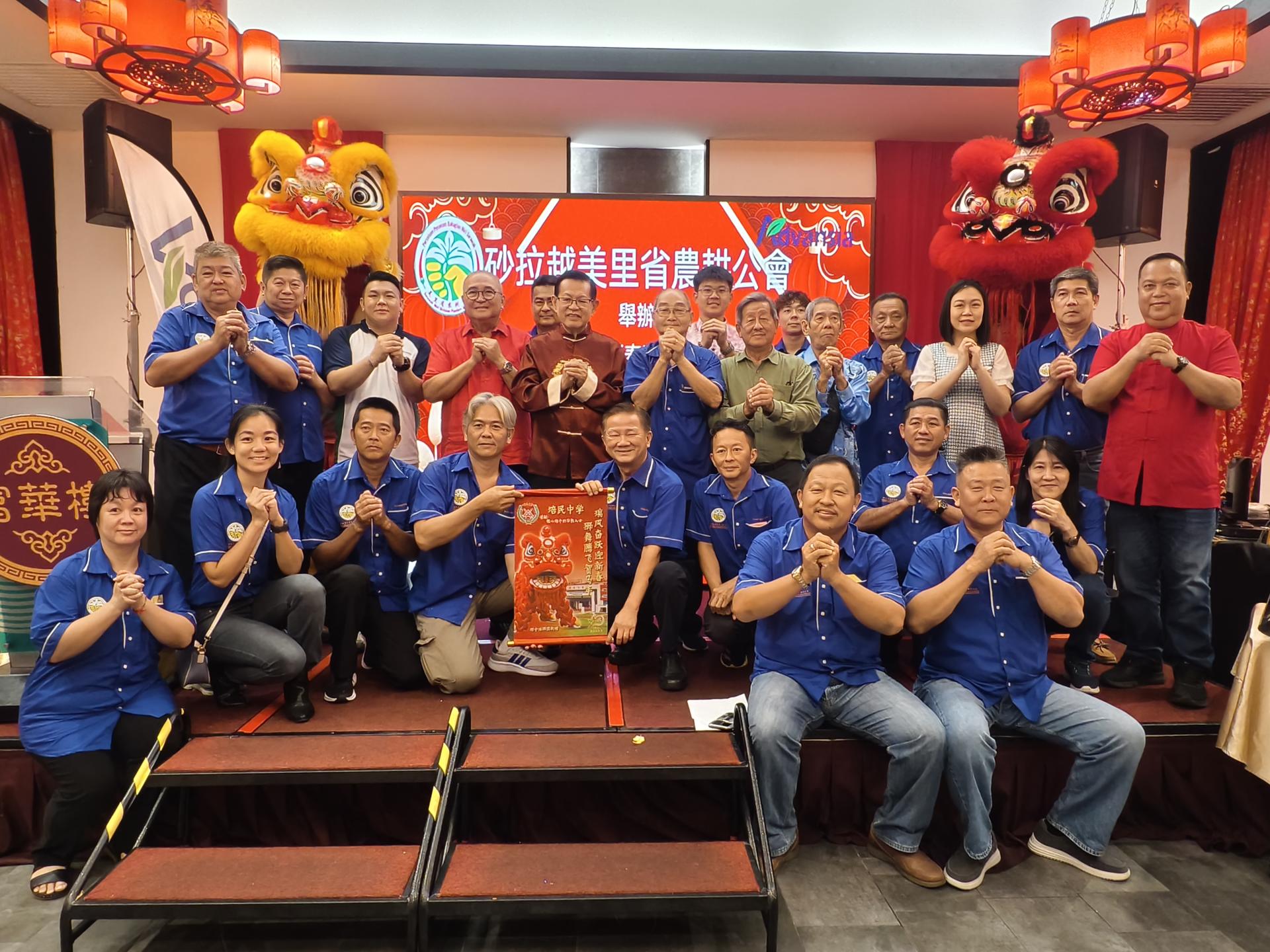砂拉越美里省农耕公会理事在丙午年新春联欢午宴上，与出席嘉宾合影。中排左4起为美里市长俞小珊，主宾拿督斯里李景胜，主席陈伟明，砂旅游副部长拿督陈超耀的代表谢家洪，以及美里省农业局局长张美霞（右3）。