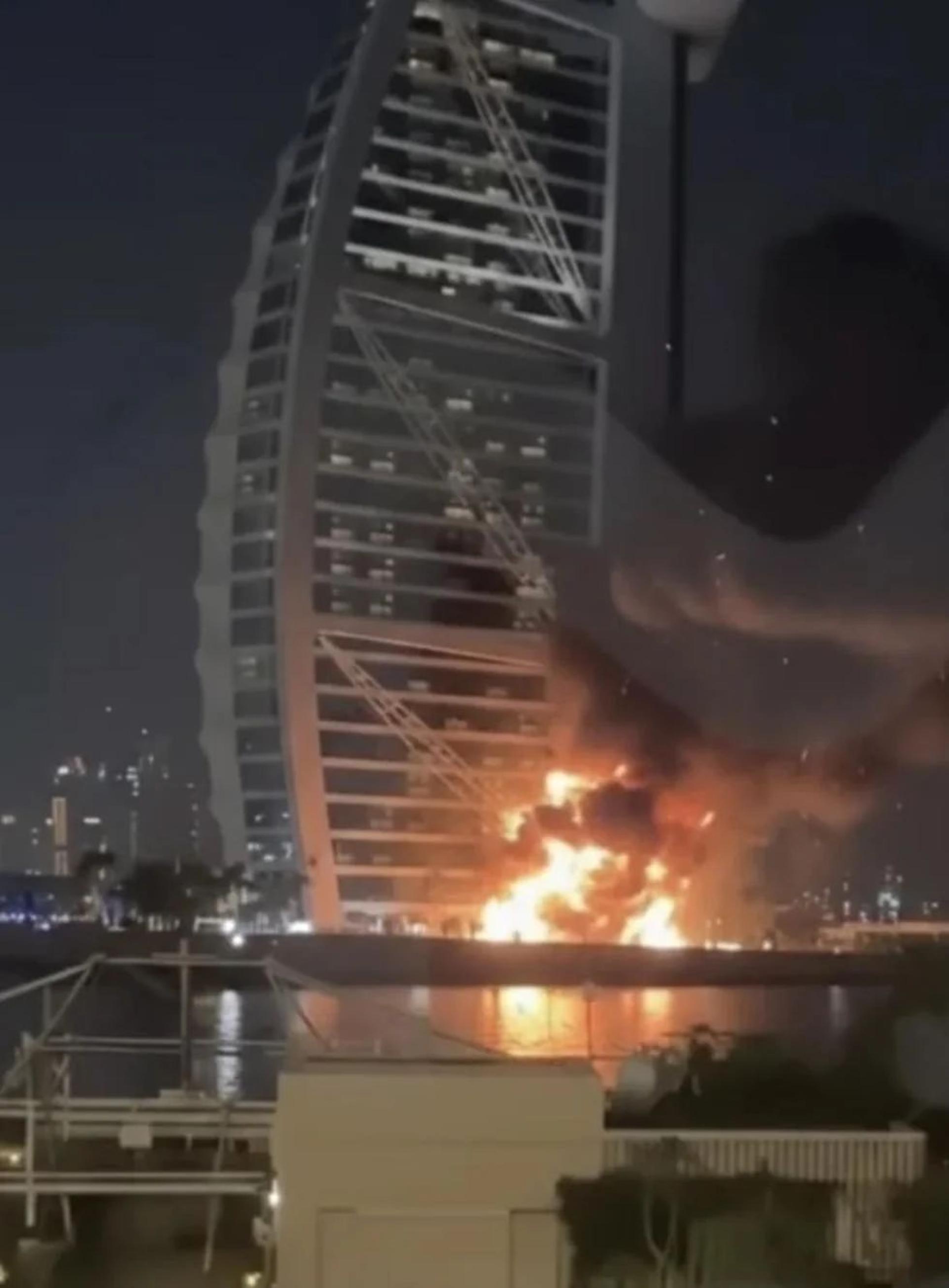 帆船酒店遭坠落的碎片波及。