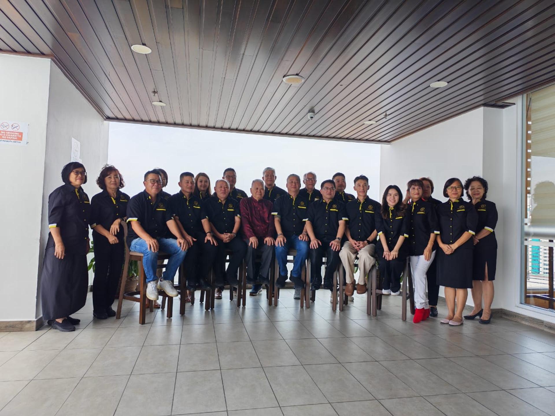 美里海南会馆理事于会员大会后合影留念。