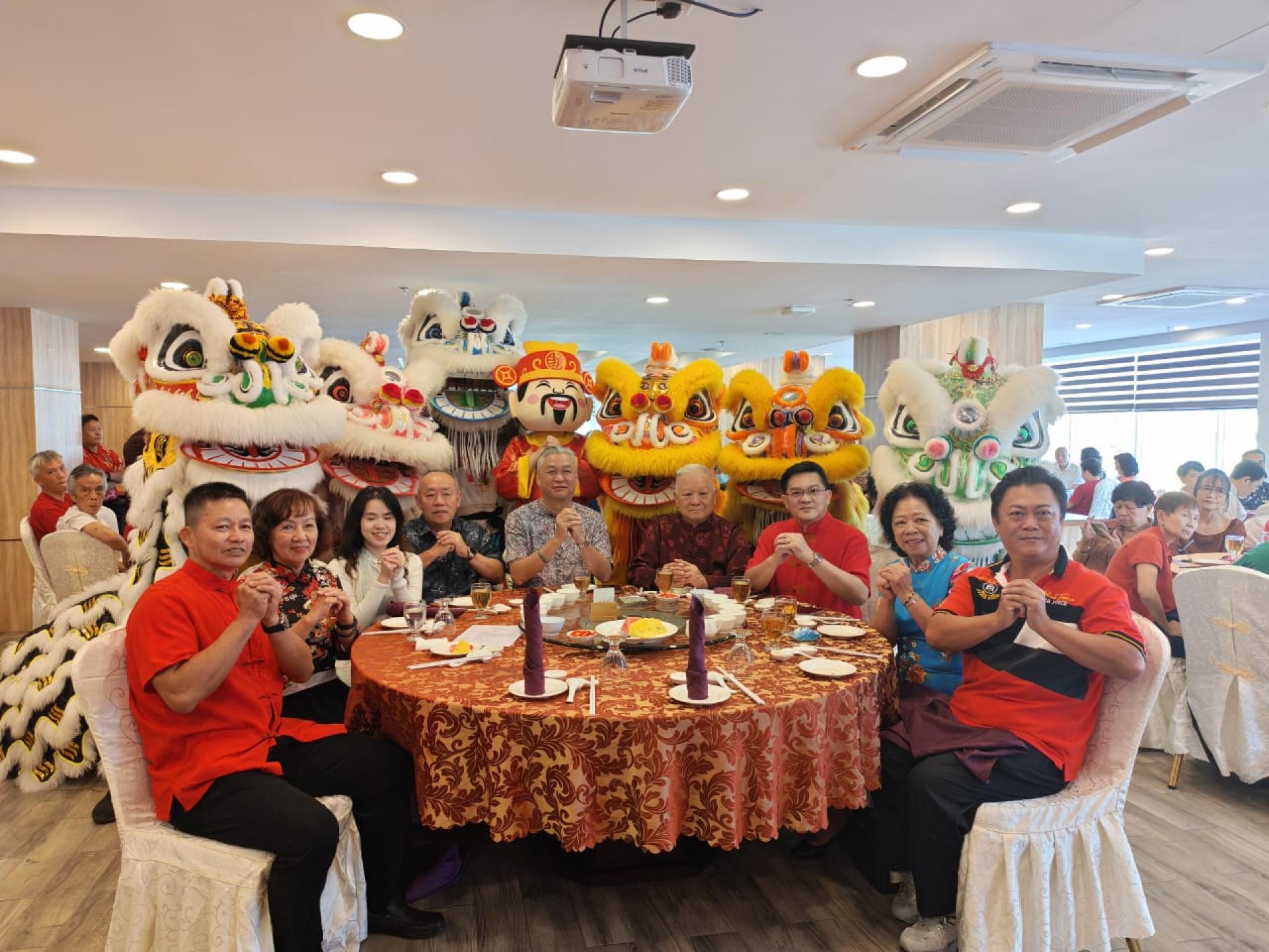 美里海南会馆主席莫龙强（左5）、顾问龙仕光（右4）、第一副主席伍思强（右3）、秘书詹云洲（左1）及妇女组主任符丽兰（右2）等，与瑞狮团一同向全体会员贺岁并合影留念。