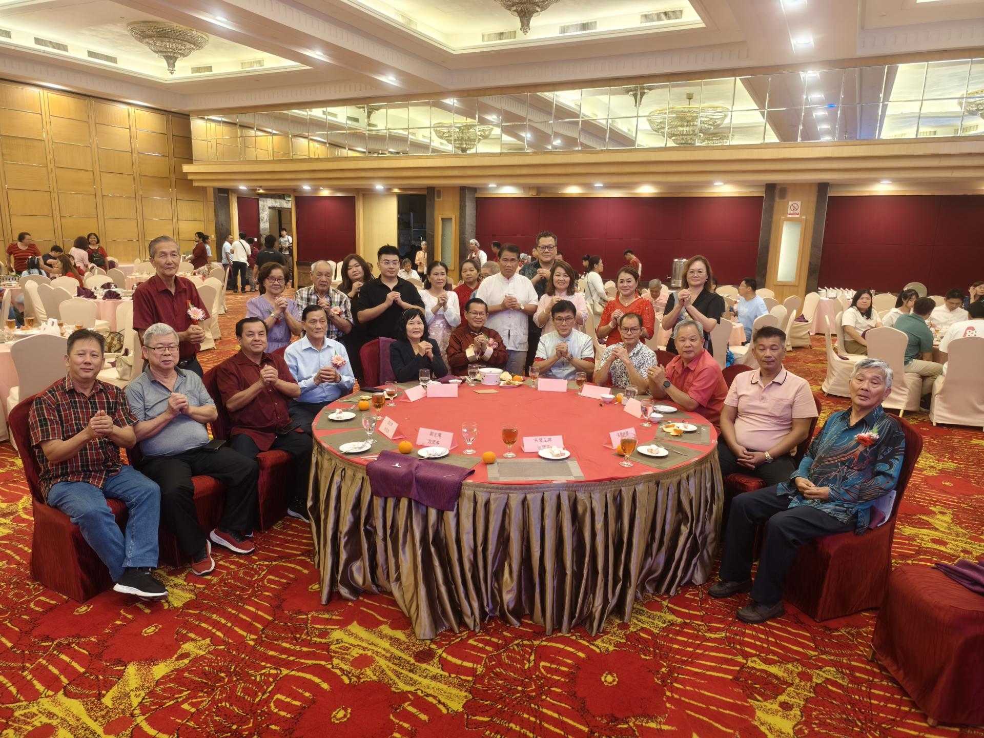 砂拉越美里及林梦省池氏公会“2026年新春联欢会暨敬老及2024年学优奖励金颁发典礼”理事会员与砂拉越交通部长拿督斯里李景胜（中）合影。