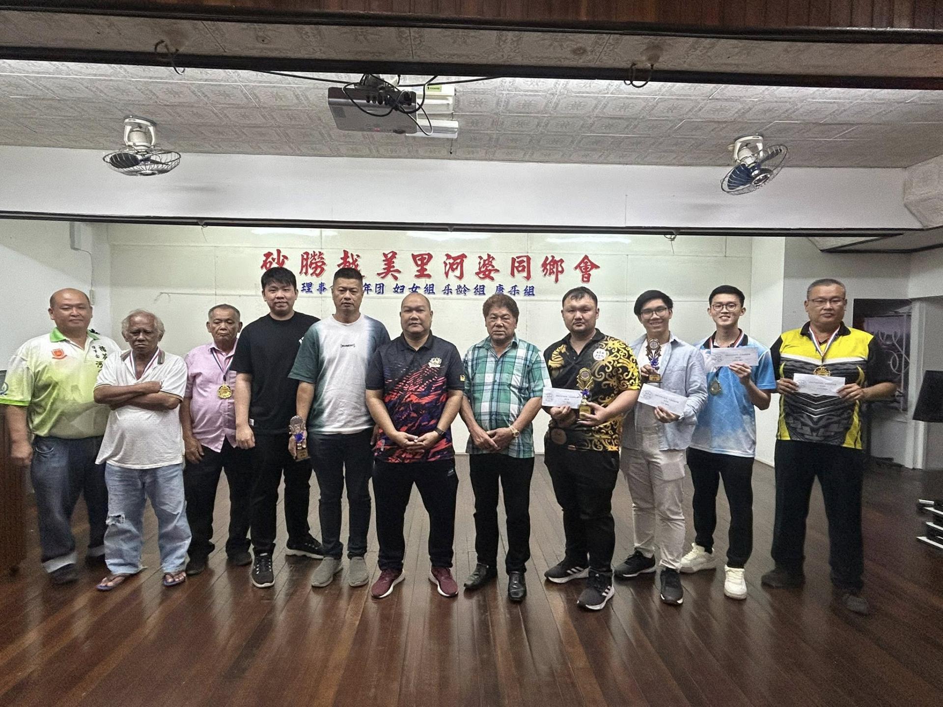 男子组优胜者大合照。