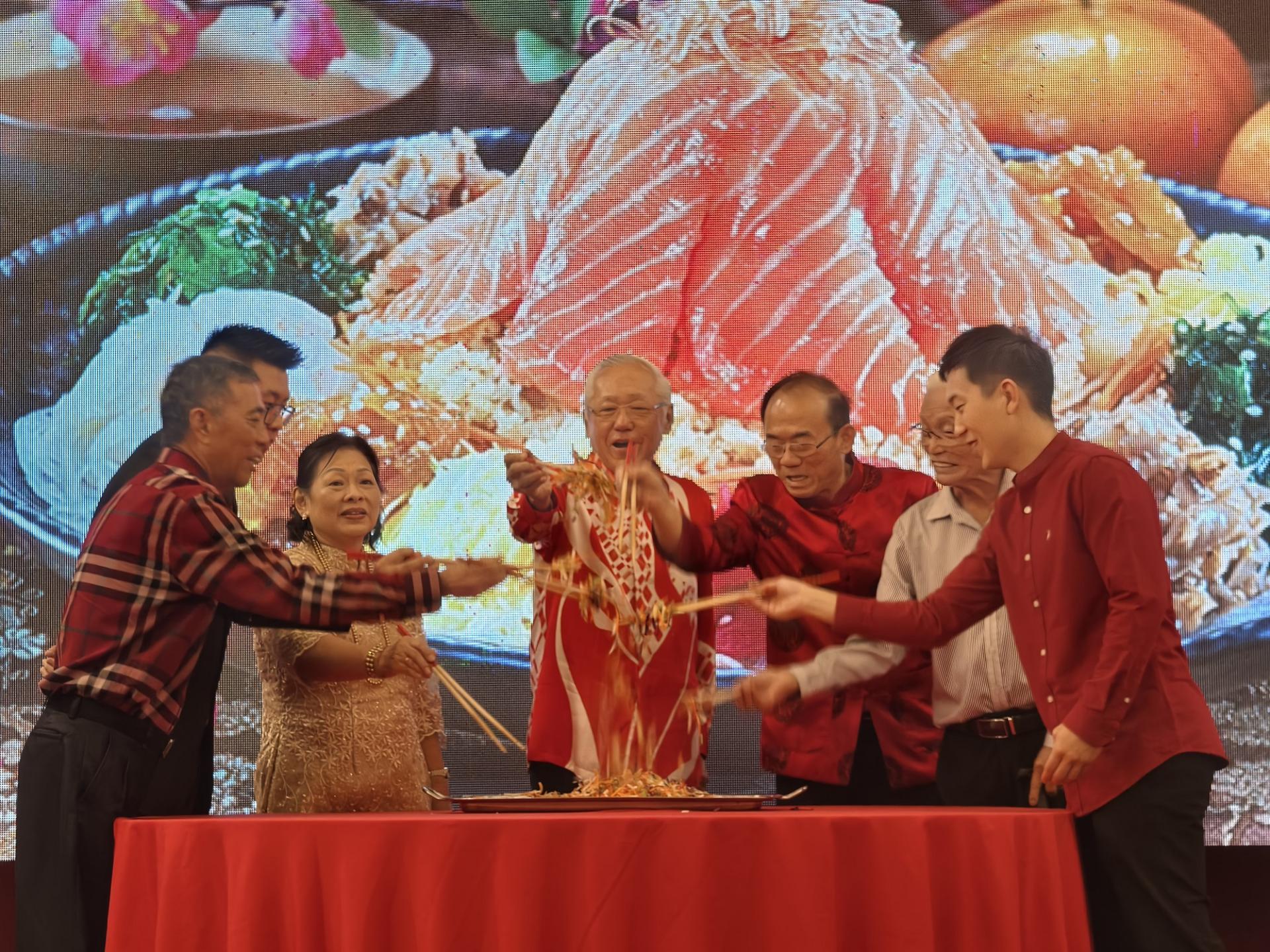 捞生仪式。左起为永久名誉顾问林自忆、筹备会主席林世强、会长林淑华、永久名誉顾问兼大会训勉嘉宾拿督林淑强、署理会长拿督林天保、永久名誉会长林财乐及农历丙午年新春大团拜红包赞助人林大胜。