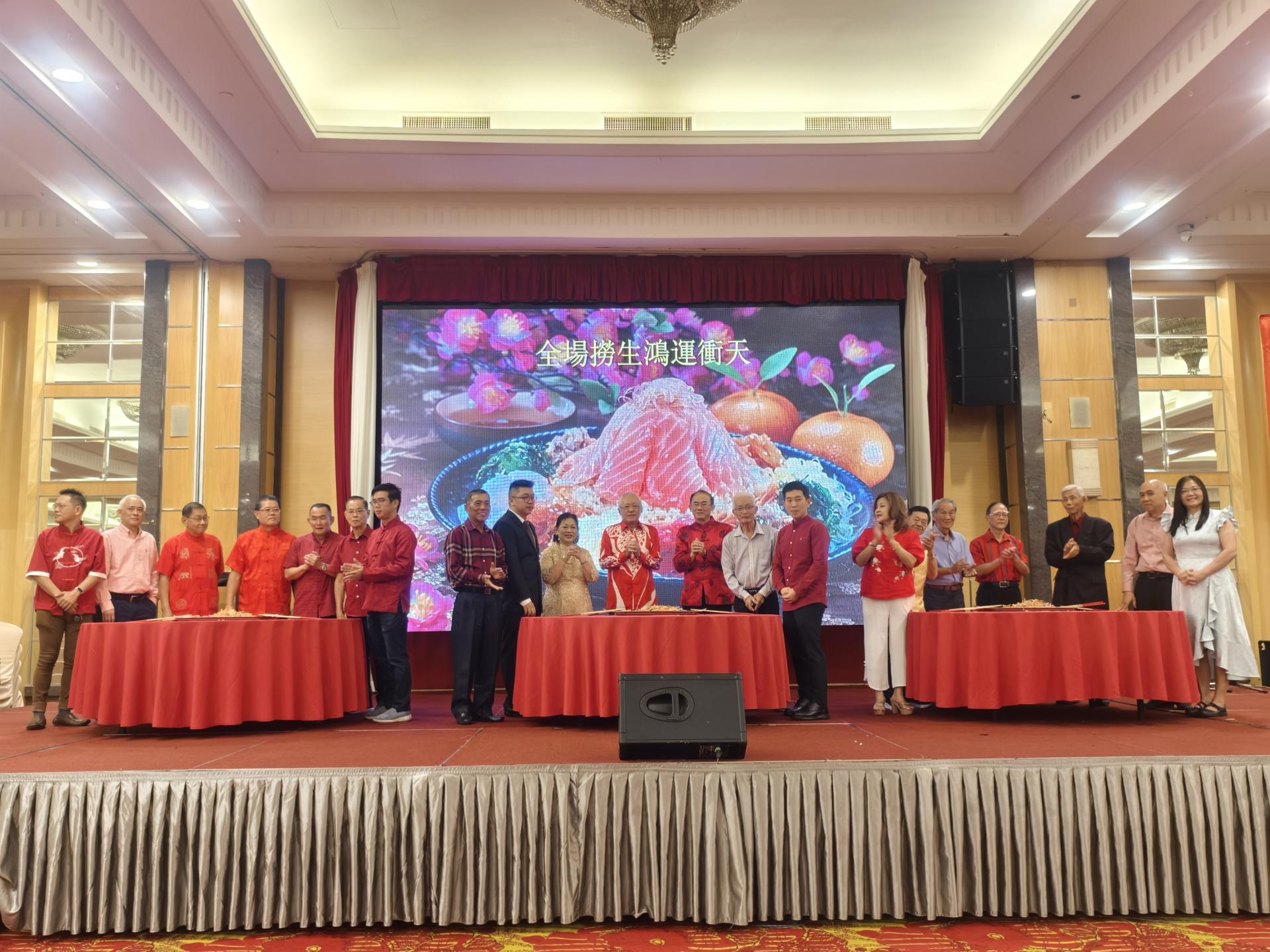 砂拉越美里省林氏宗亲会《新春策马，林聚一堂》农历丙午年新春大团拜联欢晚宴主宾嘉宾向大家拜年。