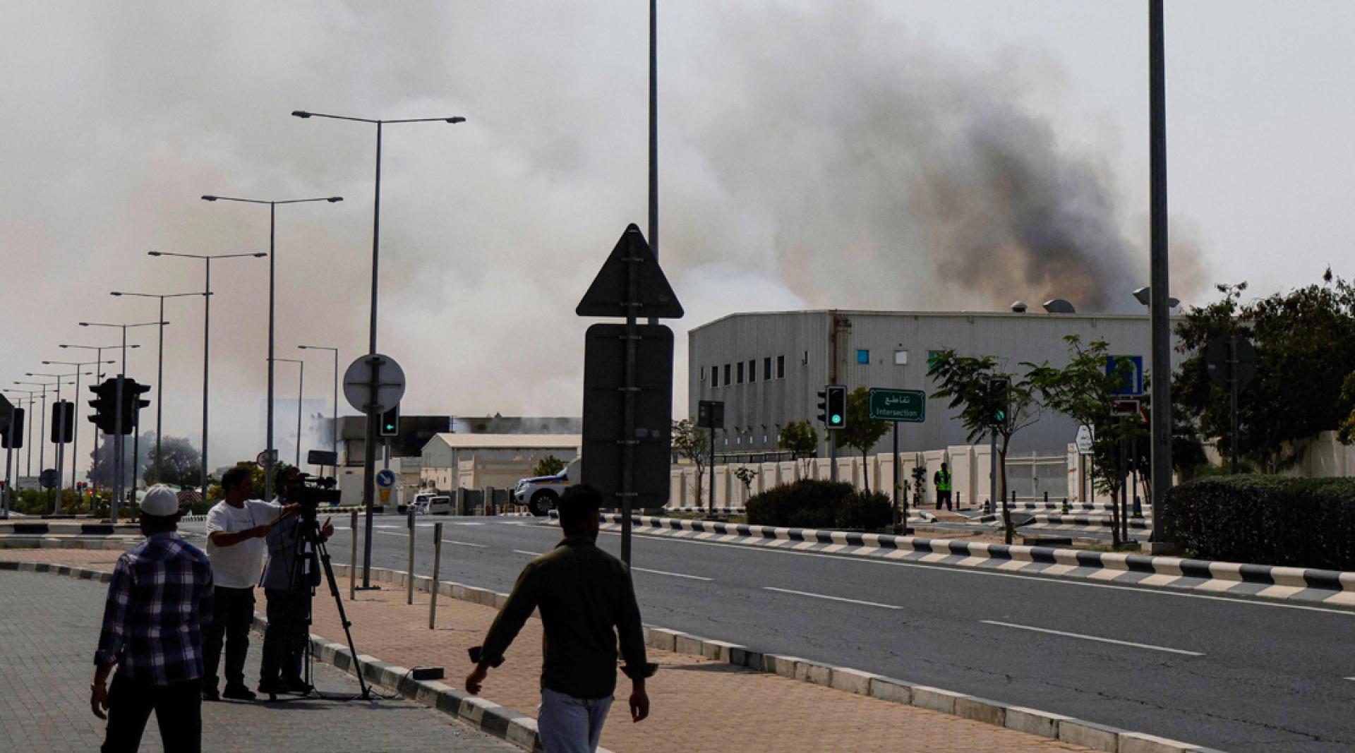 1日在多哈工业区，可見据信是伊朗发动袭击后升起的爆炸浓烟。