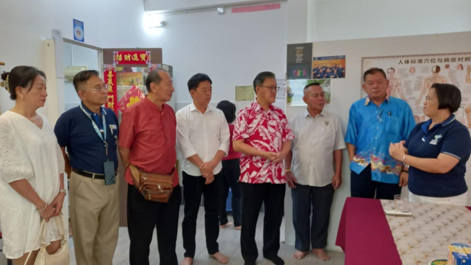 正康爱心中医团队负责人钟其每（右）与主宾薛华东（右4）等嘉宾做新春话中医交流。左起为许爱丽医师、刘祐宏、孙守生、特别嘉宾许义华；右2起是陈中兴医师、甲必丹林传政。