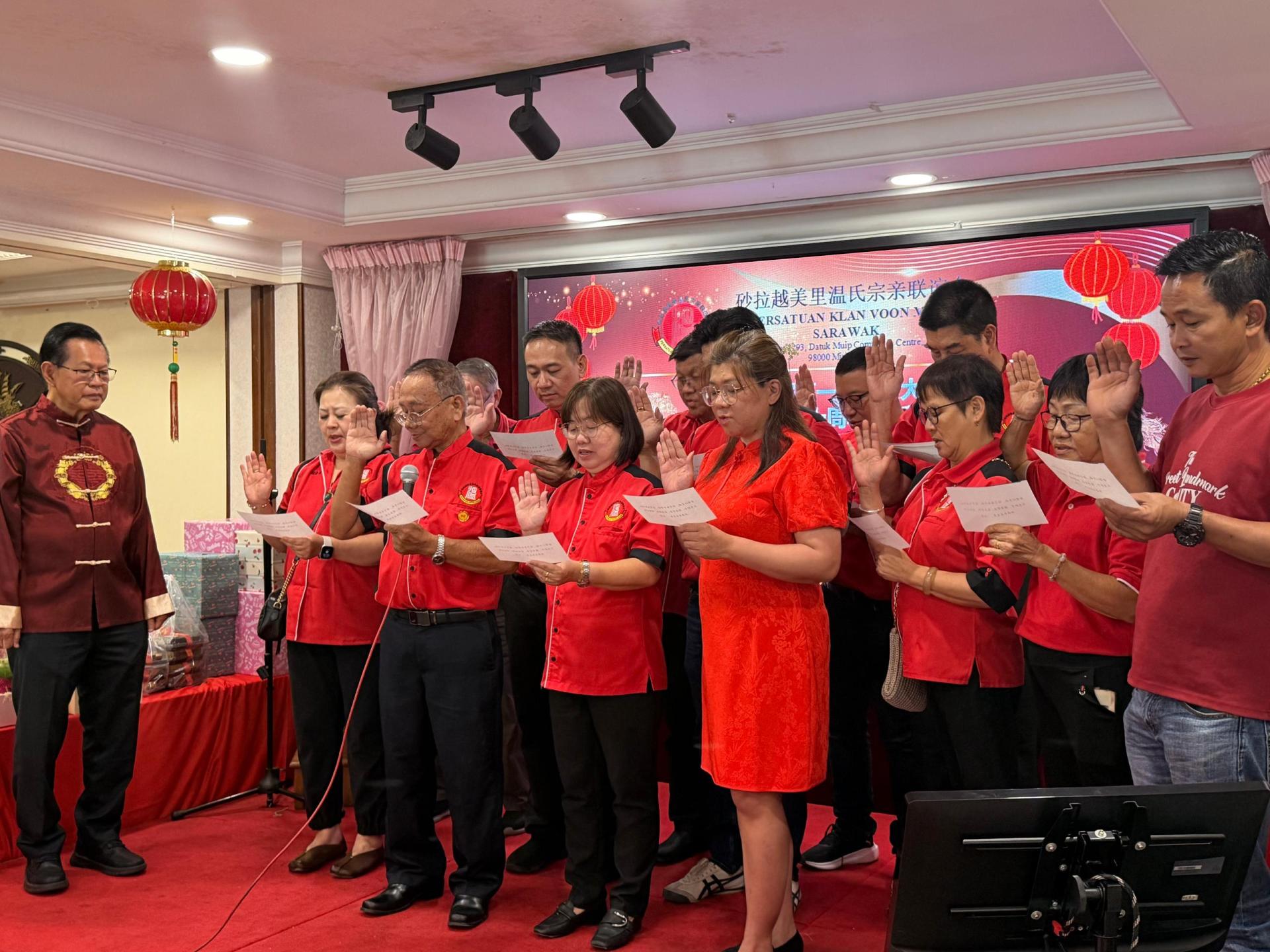 美里温氏宗亲联谊会新届理事在砂交通部部长拿督斯里李景胜监誓下，宣誓就职。