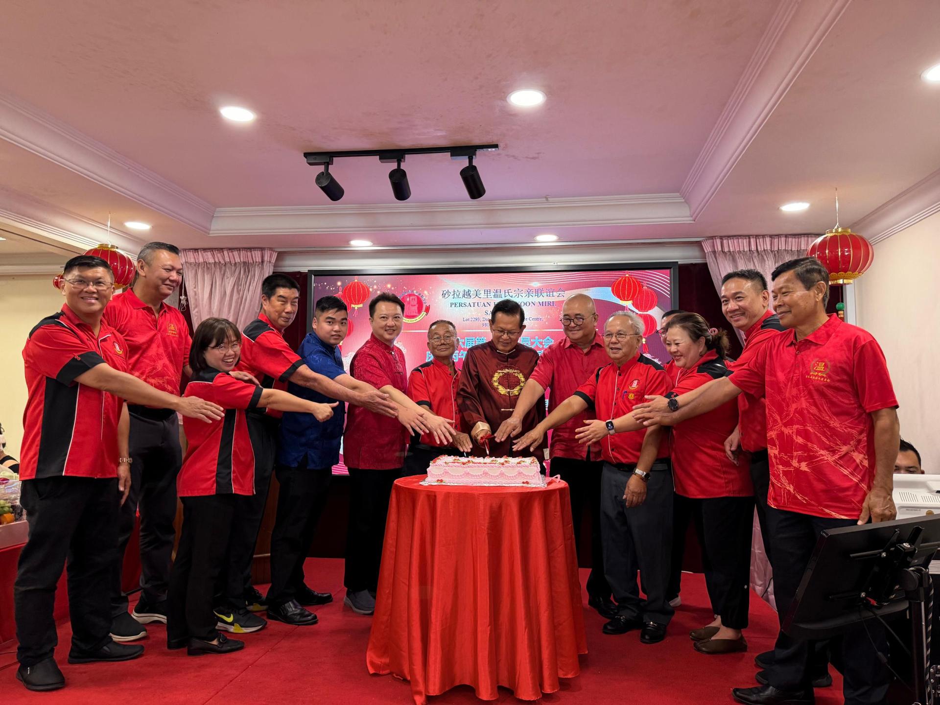 美里温氏宗亲联谊会理事与嘉宾合切十周年庆蛋糕。右5起为市长俞小珊、砂交通部部长拿督斯里李景胜、新届会长温自新、拿督陈超耀的代表谢家樑以及赵俊文的代表何景源。