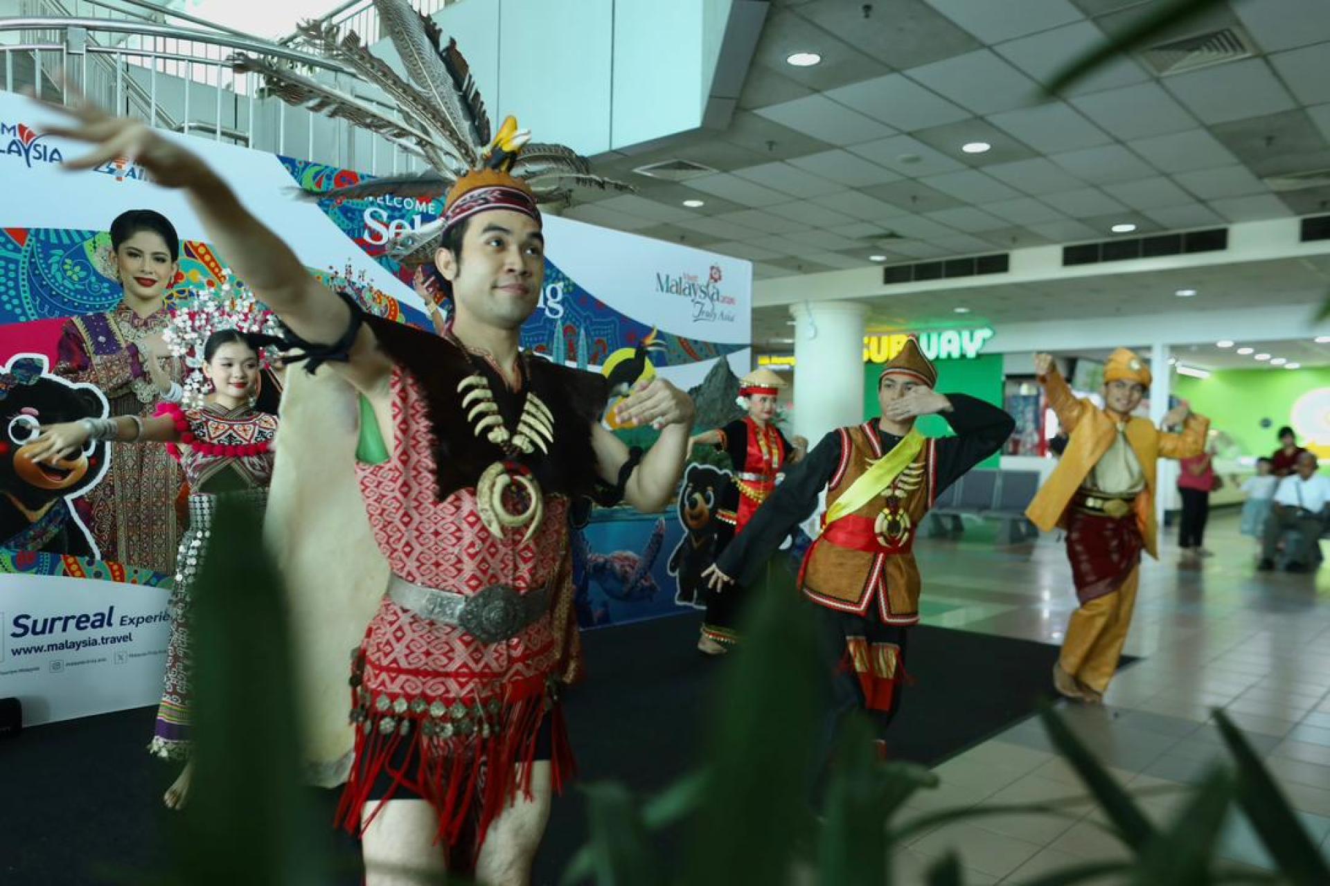 配合2026马来西亚旅游年，大马旅游、艺术及文化部副部长赵俊文昨日在美里机场推出传统文化迎宾舞蹈，旨在通过传统文化舞蹈吸引游客目光。