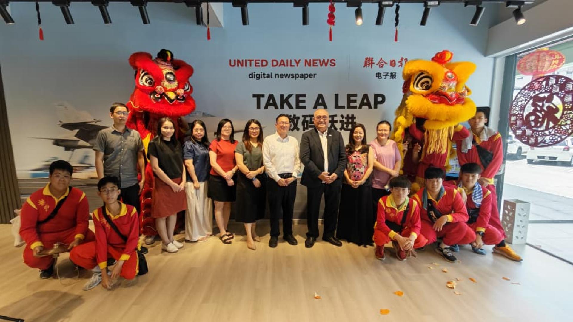 俞小珊（左中）到访《联合日报》拜年，与报馆代表合影留念，共贺新春佳节。