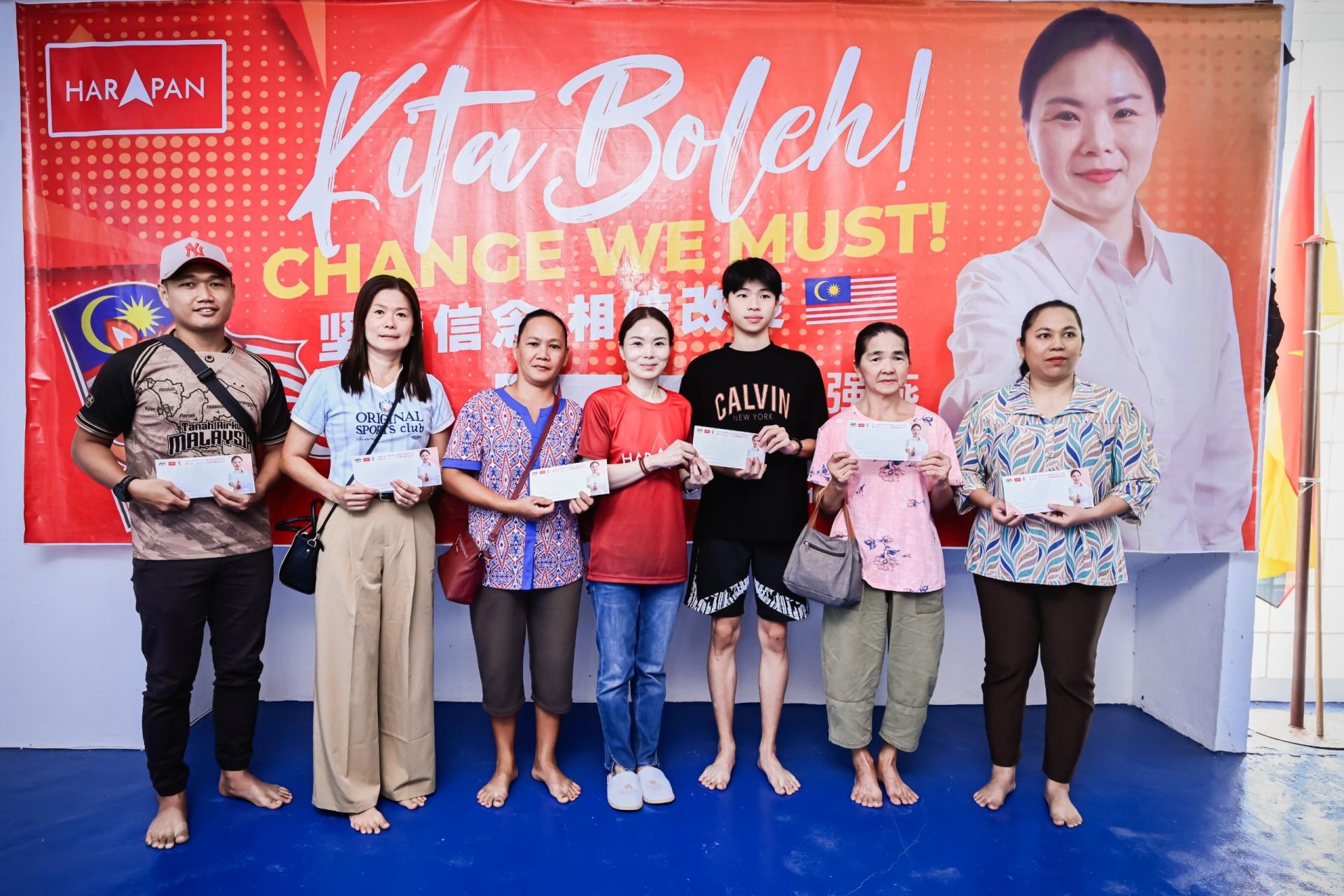 国会下议院副议长兼南兰区国会议员刘强燕于日前分发援助金予62位受惠人士。