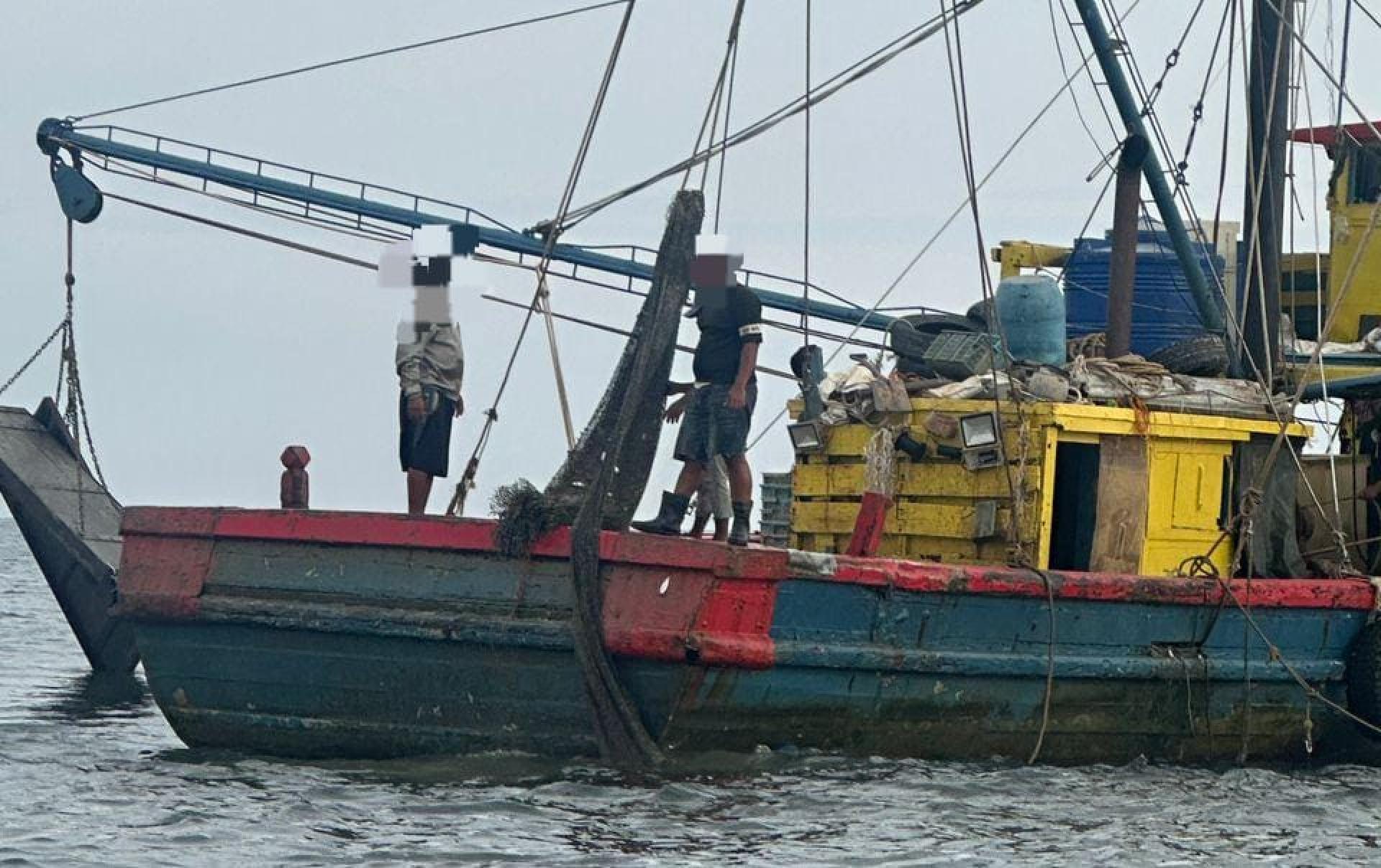 民都鲁海事局执行任务时，扣押一艘涉嫌违反捕鱼许可证规定的本地渔船。