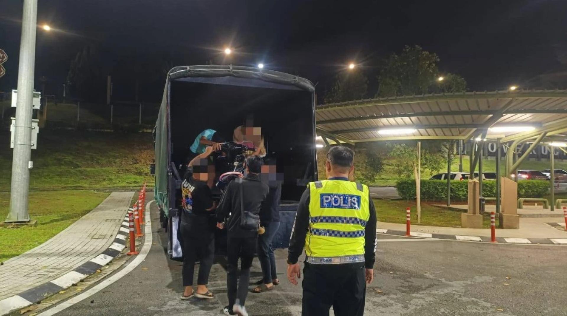 交通警察在行动中检查摩托车。