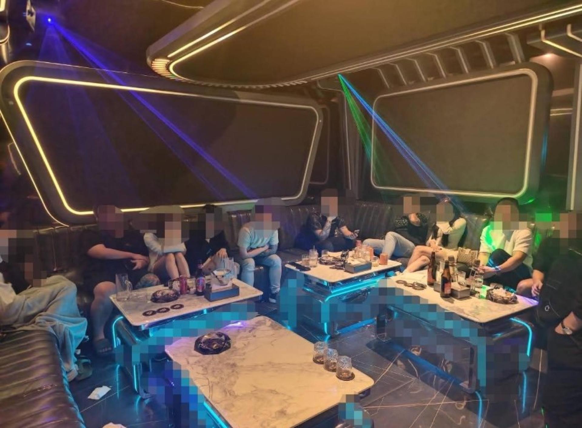 该场所凌晨约5时30分仍在营业，远超授权关闭时间。