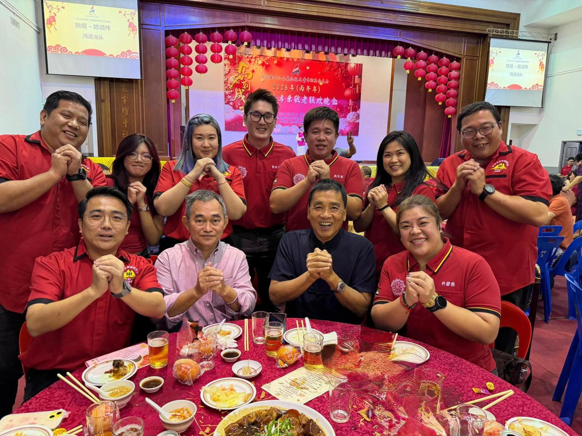 汶莱福州十邑同乡会代表与马来奕福州公会榕青团于晚会合照、