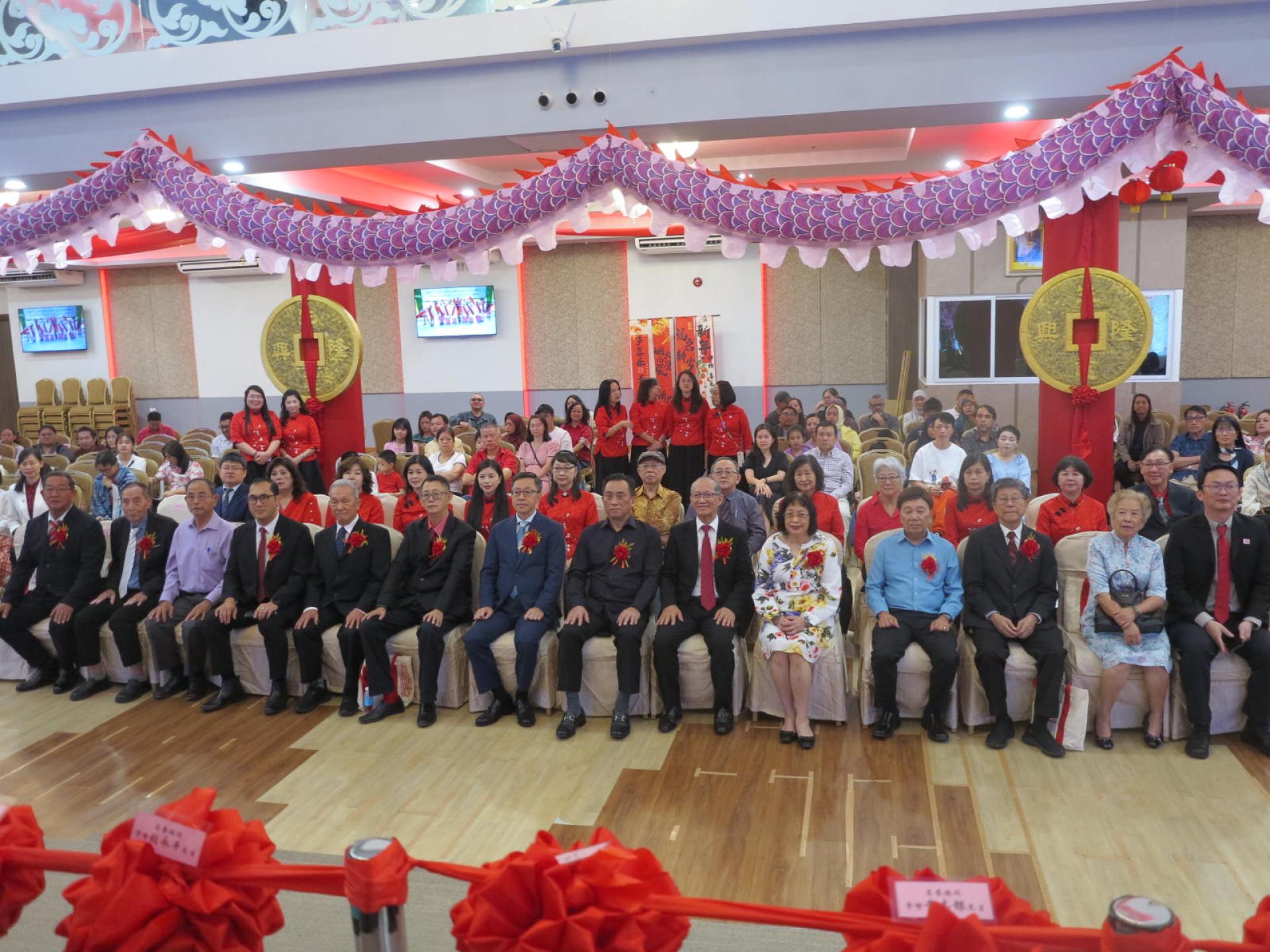 陈少春大使与出席者合影