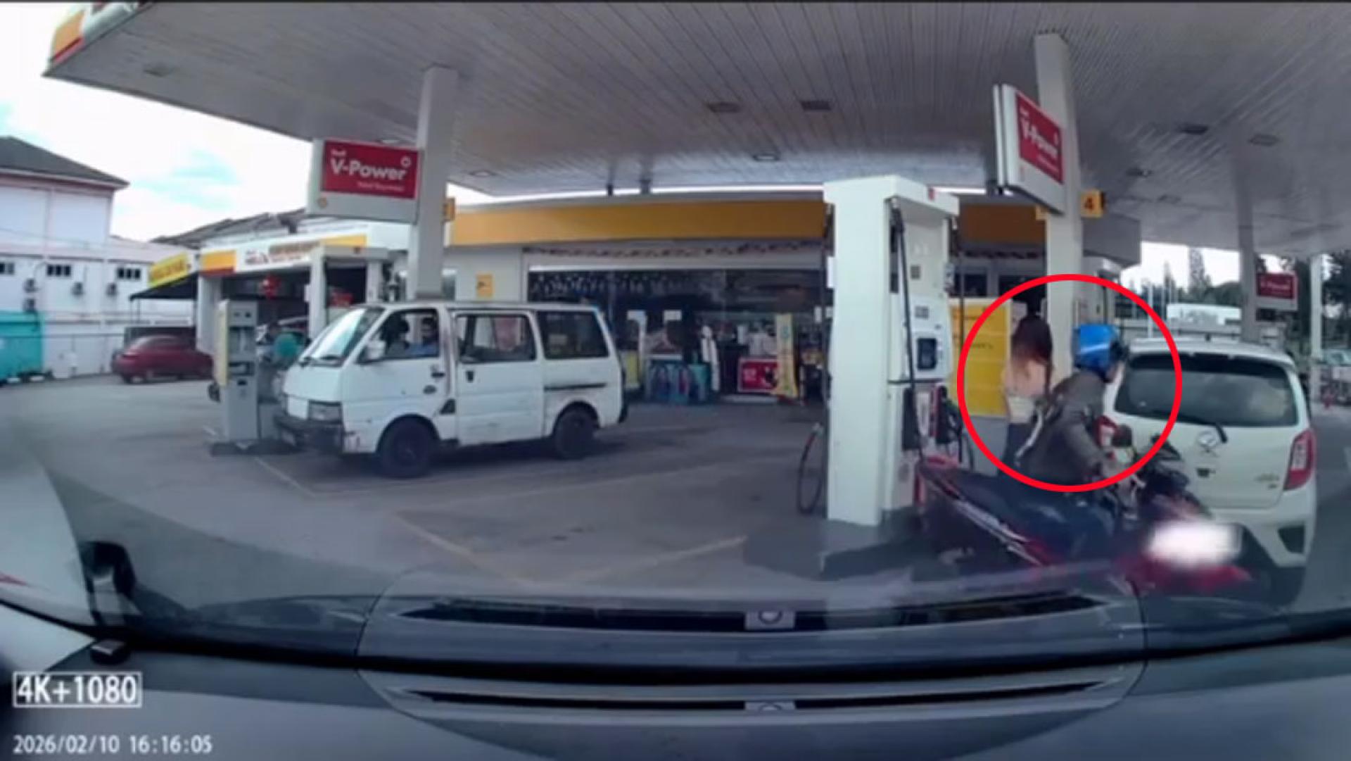 女网红（左）在添油时突然遭摩哆掠夺匪强拉手袋，结果不堪拉扯直接摔倒在地，过程惊险。