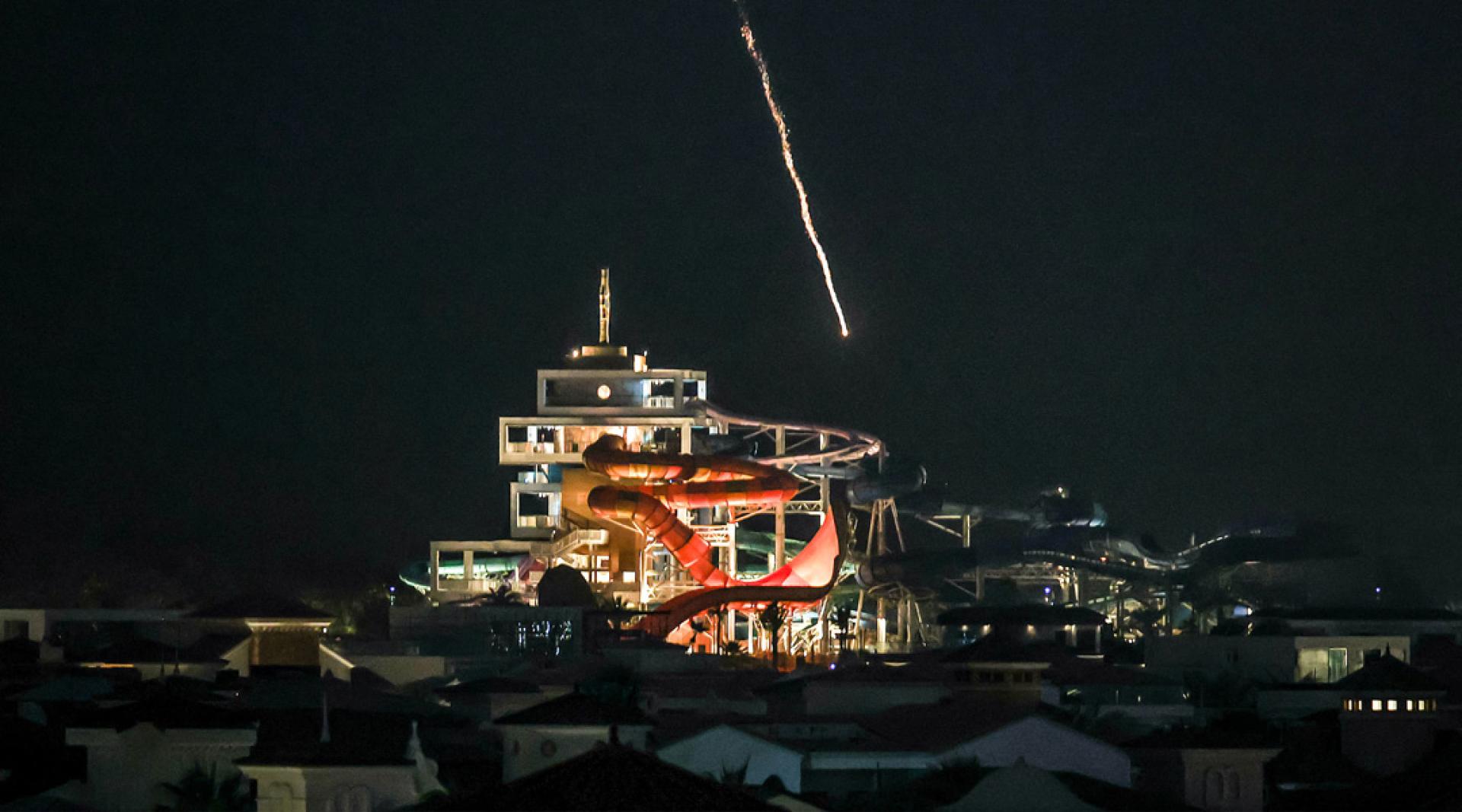 伊朗对以色列和美国在海湾地区的军事基地发动报复性袭击。图为一枚被拦截的炮弹落入杜拜棕榈岛附近海域。