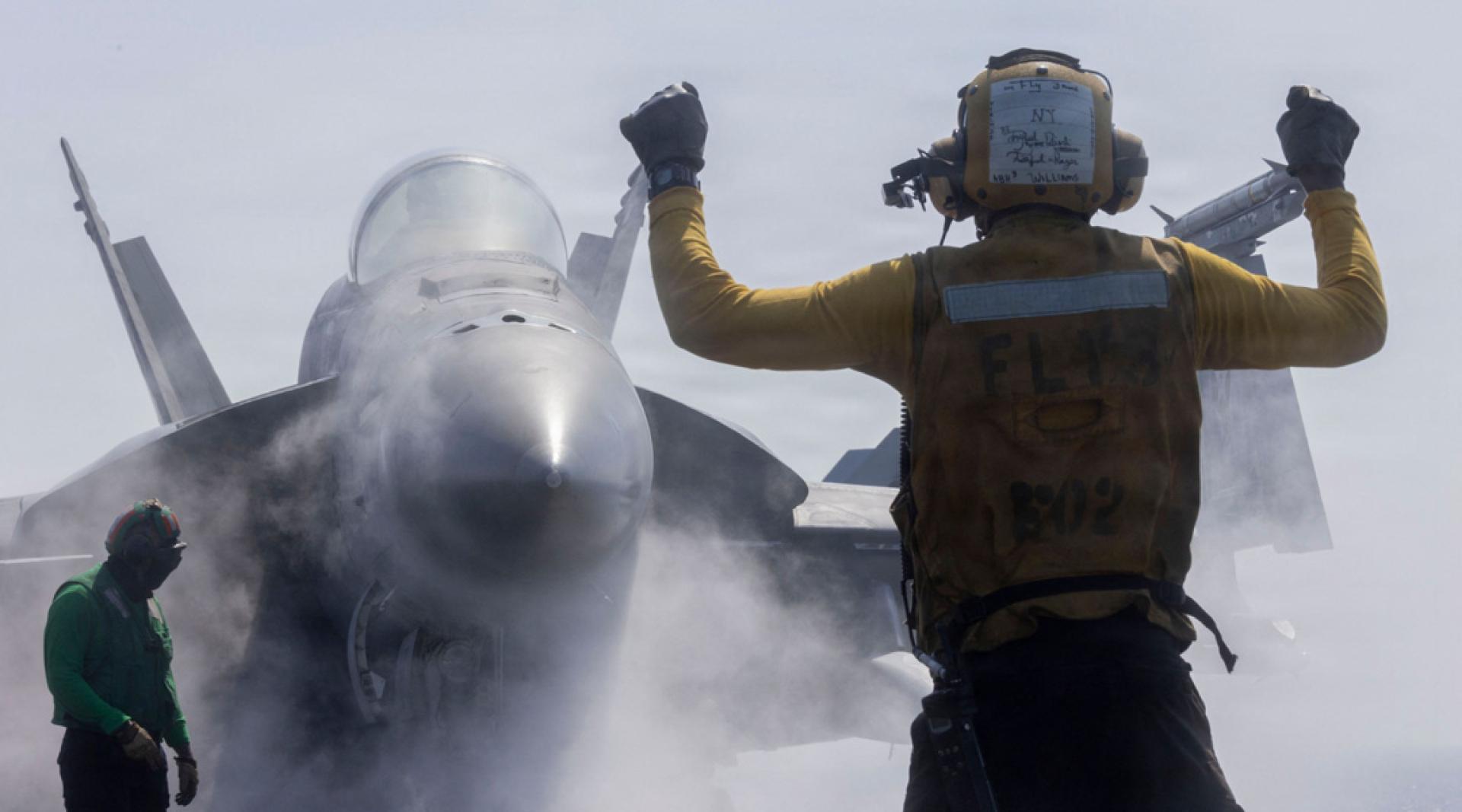 美国当局发布的照片显示，超级大黄蜂战斗机于2月28日在未公开的地点从“林肯”号航母起飞，以支援“史诗狂怒行动”。