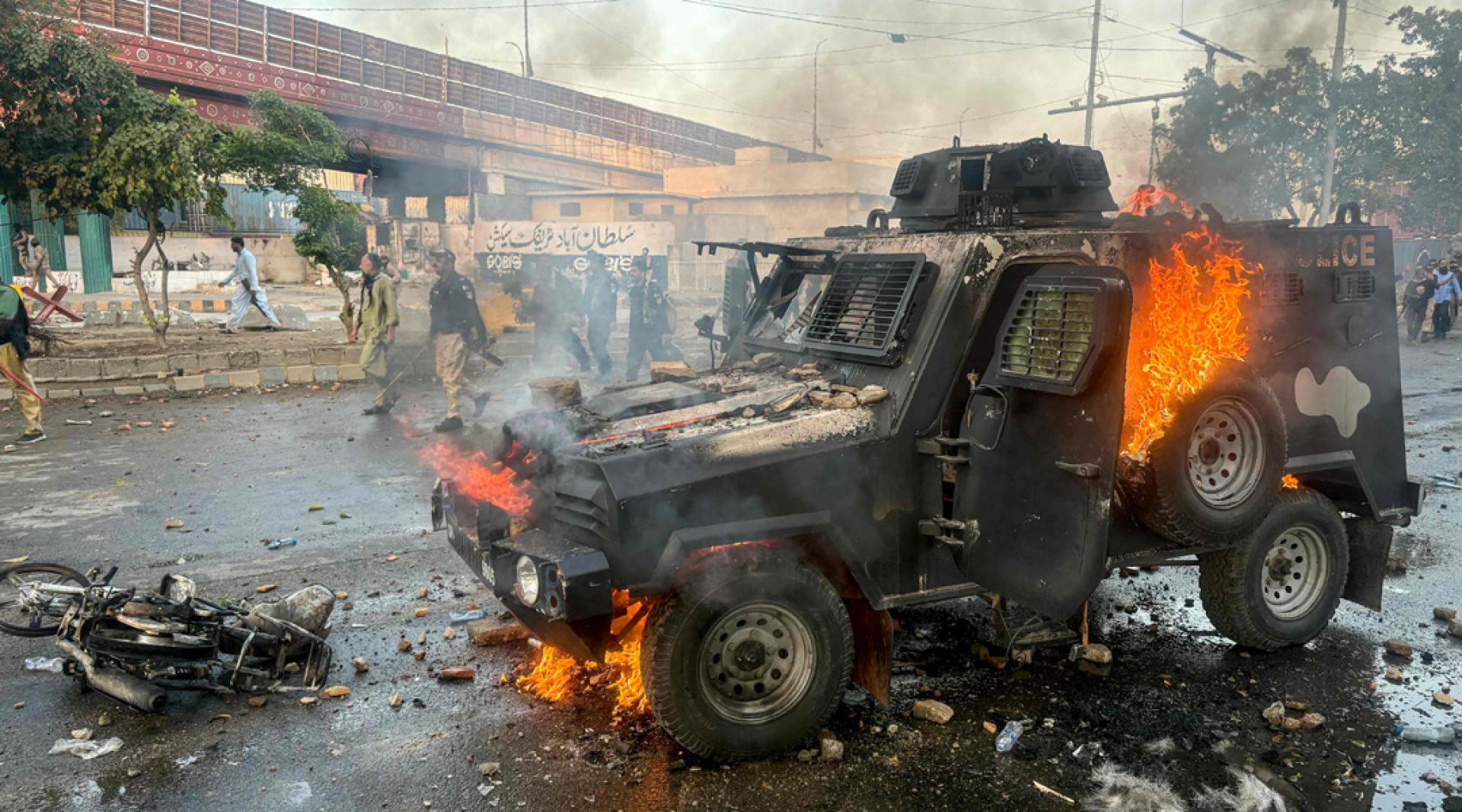 美国驻卡拉奇领事馆外一辆装甲车被纵火焚烧。
