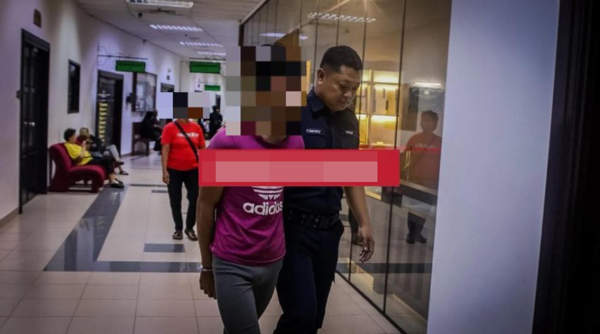 被告在警方押送下离开推事庭。