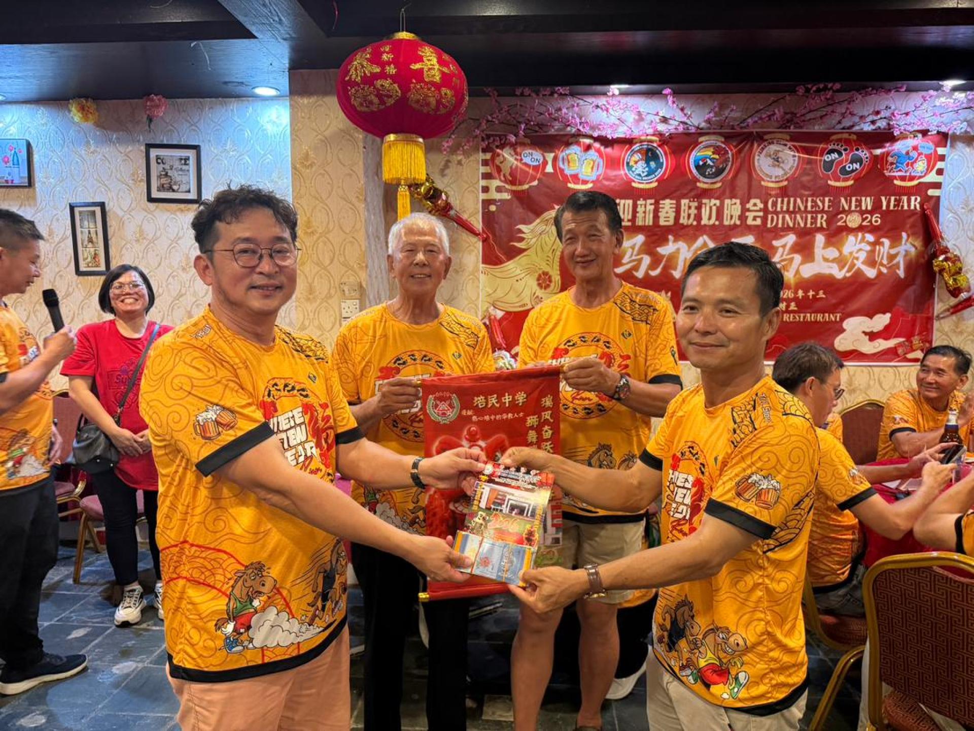 美里鸡群捷兔俱乐部主席李朋家（左）在砂旅游部副部长拿督陈超耀（左2）及美里鸡群捷兔俱乐部顾问陈伯兴（右2）见证下，移交善款予美里培民中学董事吴启平代表接收。