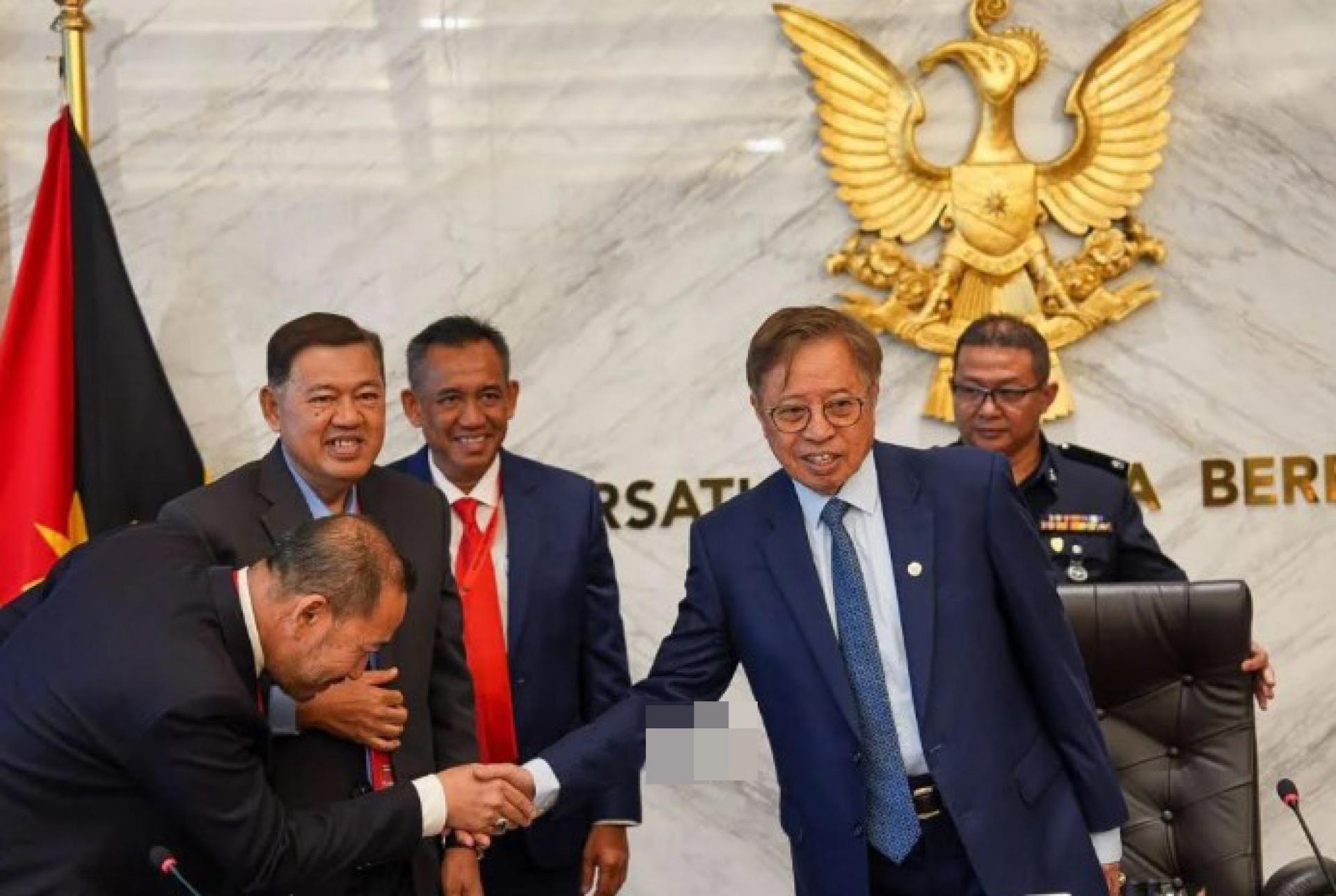 阿邦佐哈里今日在Satria Pertiwi综合大楼接见马来西亚马来承包商公会（PKMM）砂拉越分会代表团。