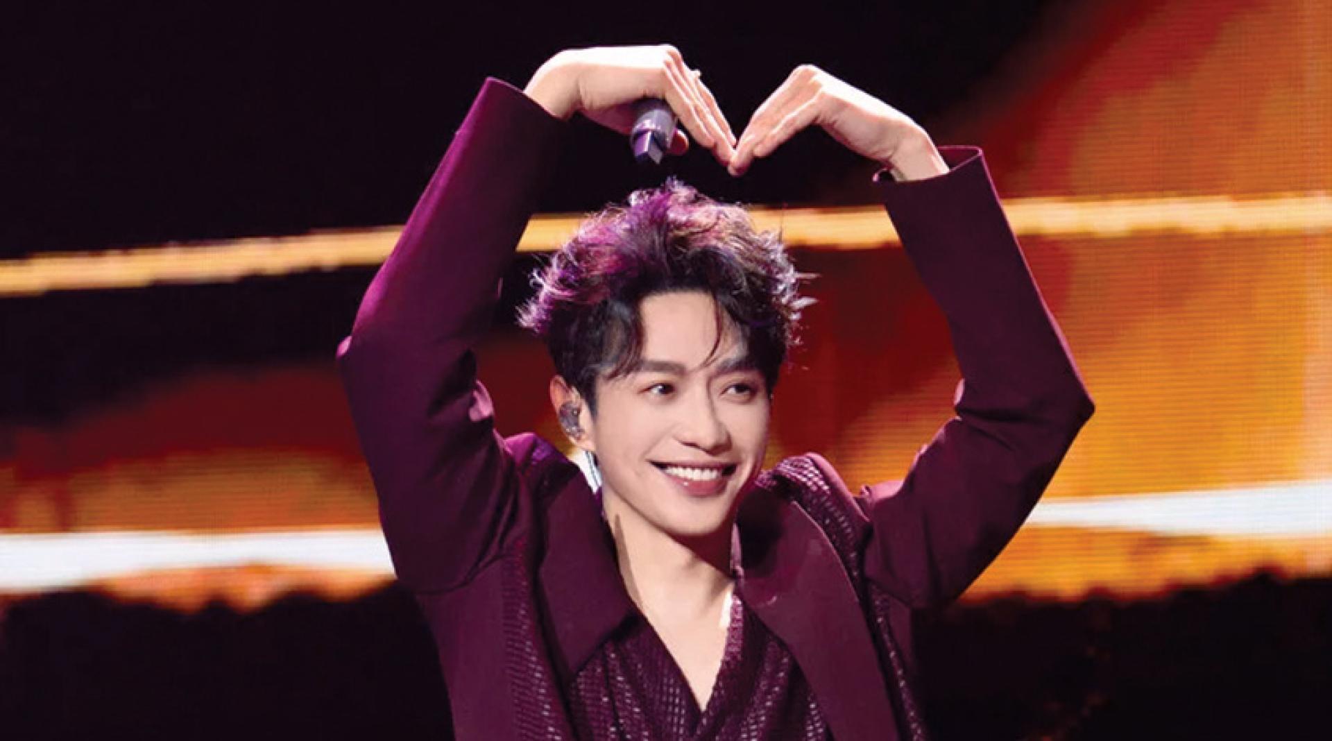 张栋梁开心向观众比出爱心手势，私下跟另一半的感情也很稳定。