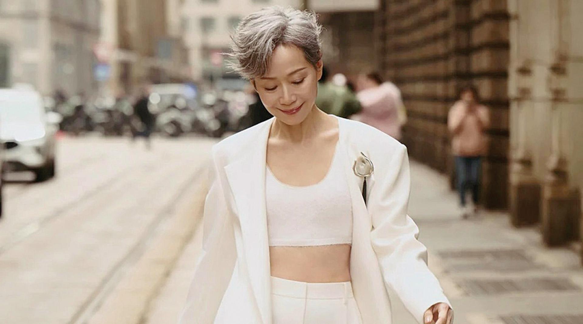 叶童露腰现身米兰时装周。