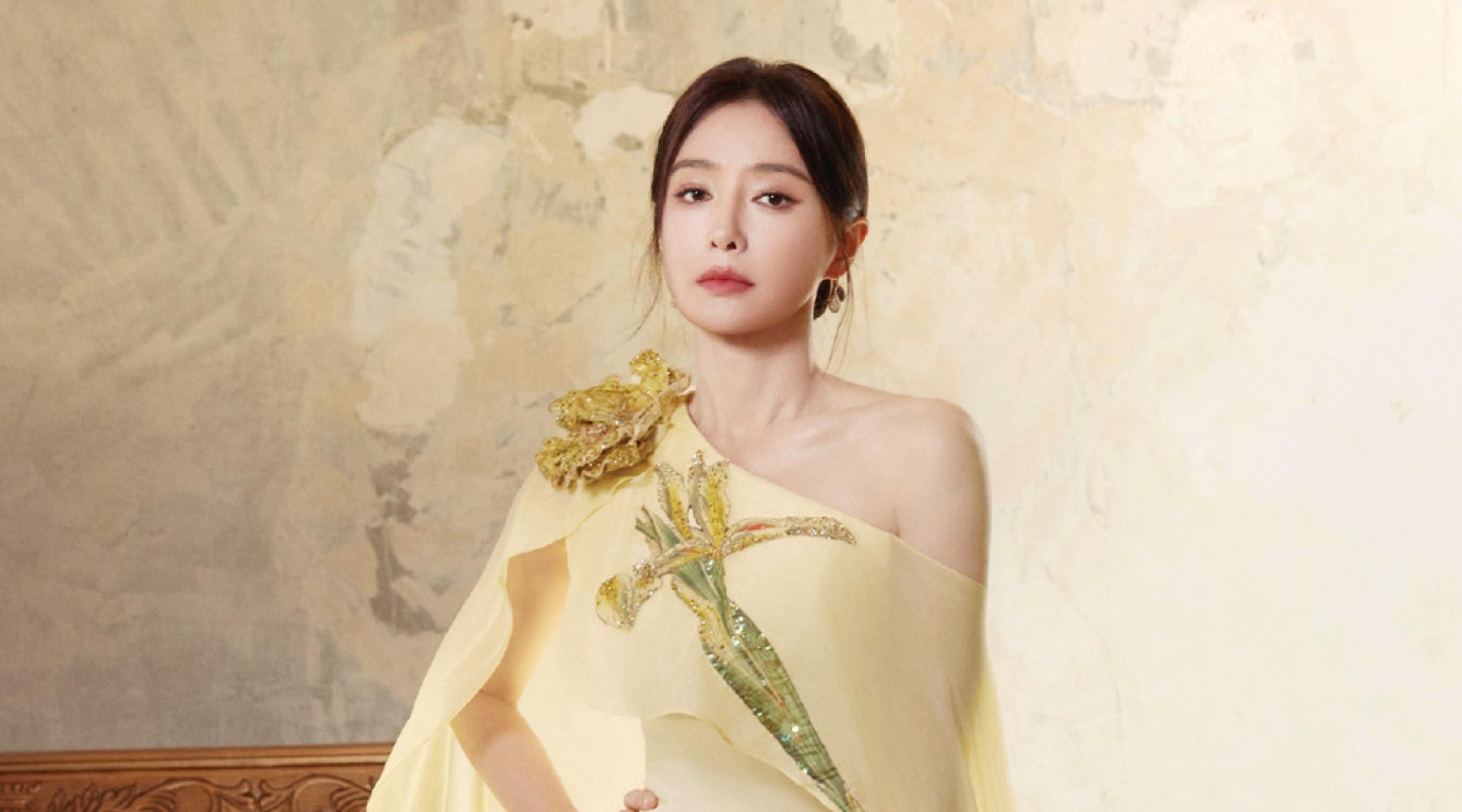 秦岚一直很有自律，外型始终维持在极佳状态。