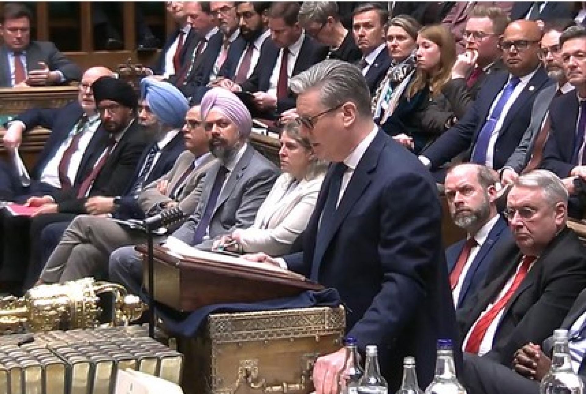 斯塔默2日向议会表示，英国不会参与美国和以色列对伊朗的进攻性打击。