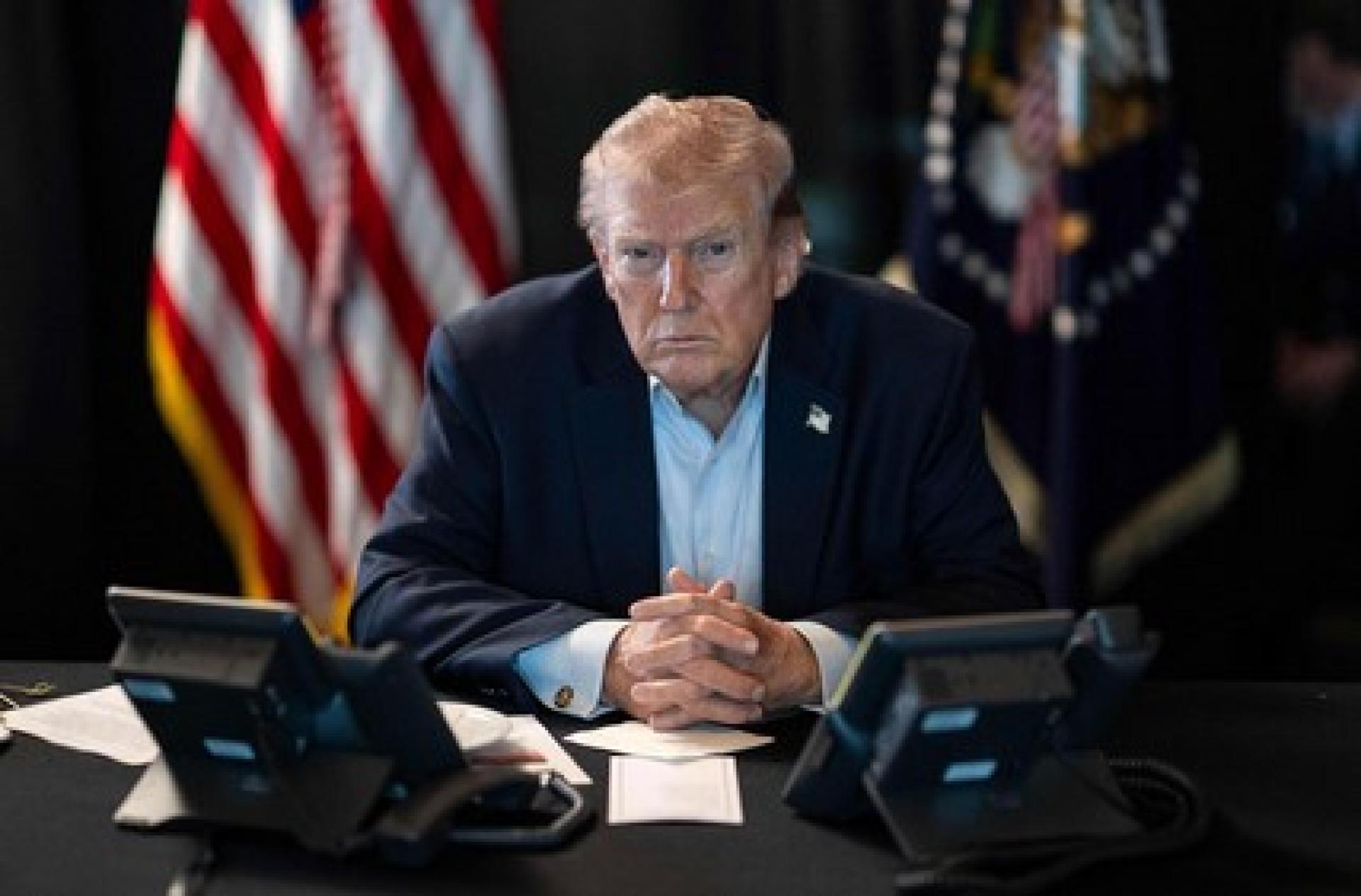 白宫2日发布特朗普照片，显示他1日在海湖庄园监督针对伊朗的军事行动。