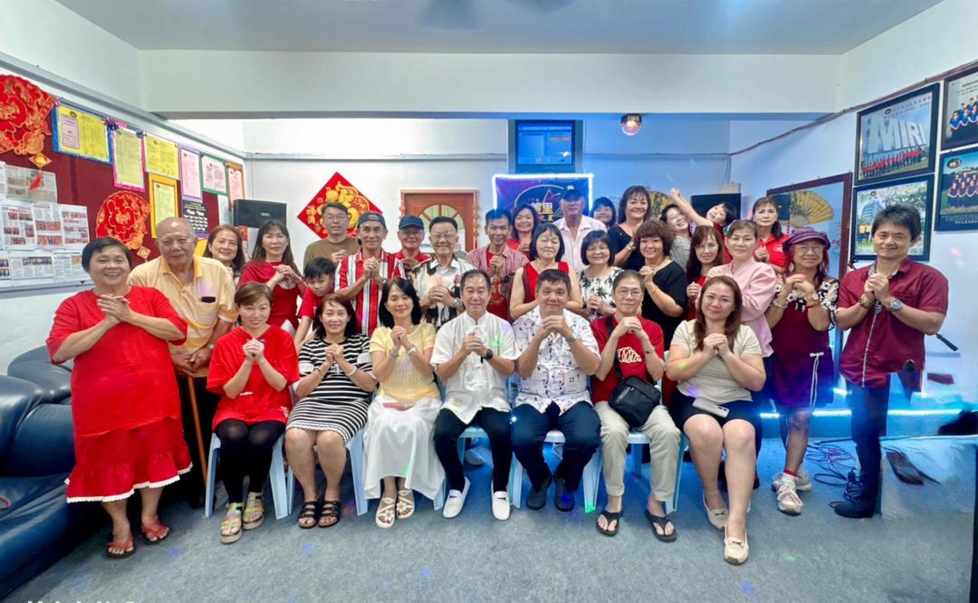 出席者包括文娱主任李巧玲、名誉顾问蔡佩丽、署理社长赖秀瑛、社长方孝胜、名誉顾问郑友福、副社长陈日祥及秘书陈美珠等。