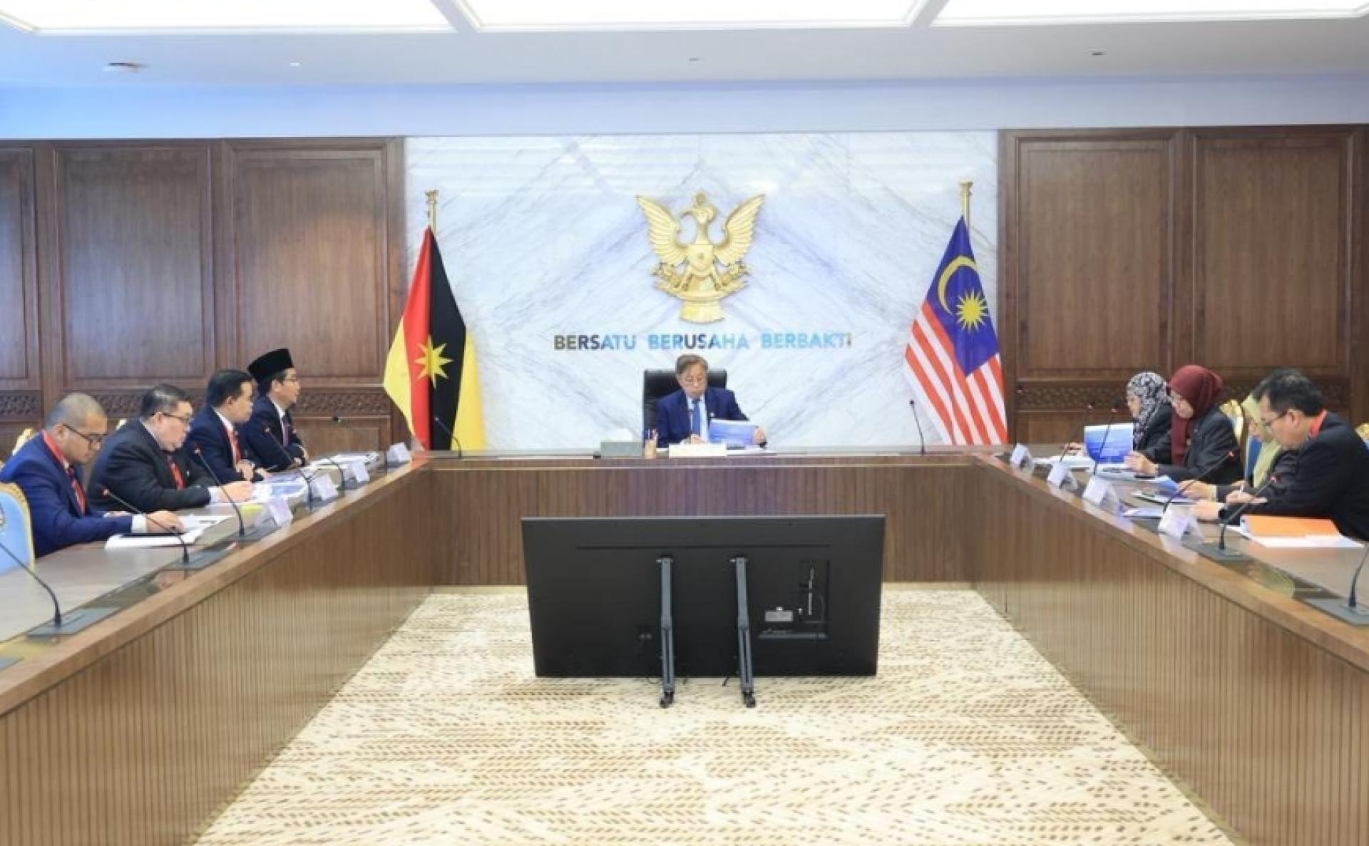 . 砂总理署副部长（廉正及监察）拿督祖安达再也率领团队拜访砂总理阿邦佐哈里（中）。