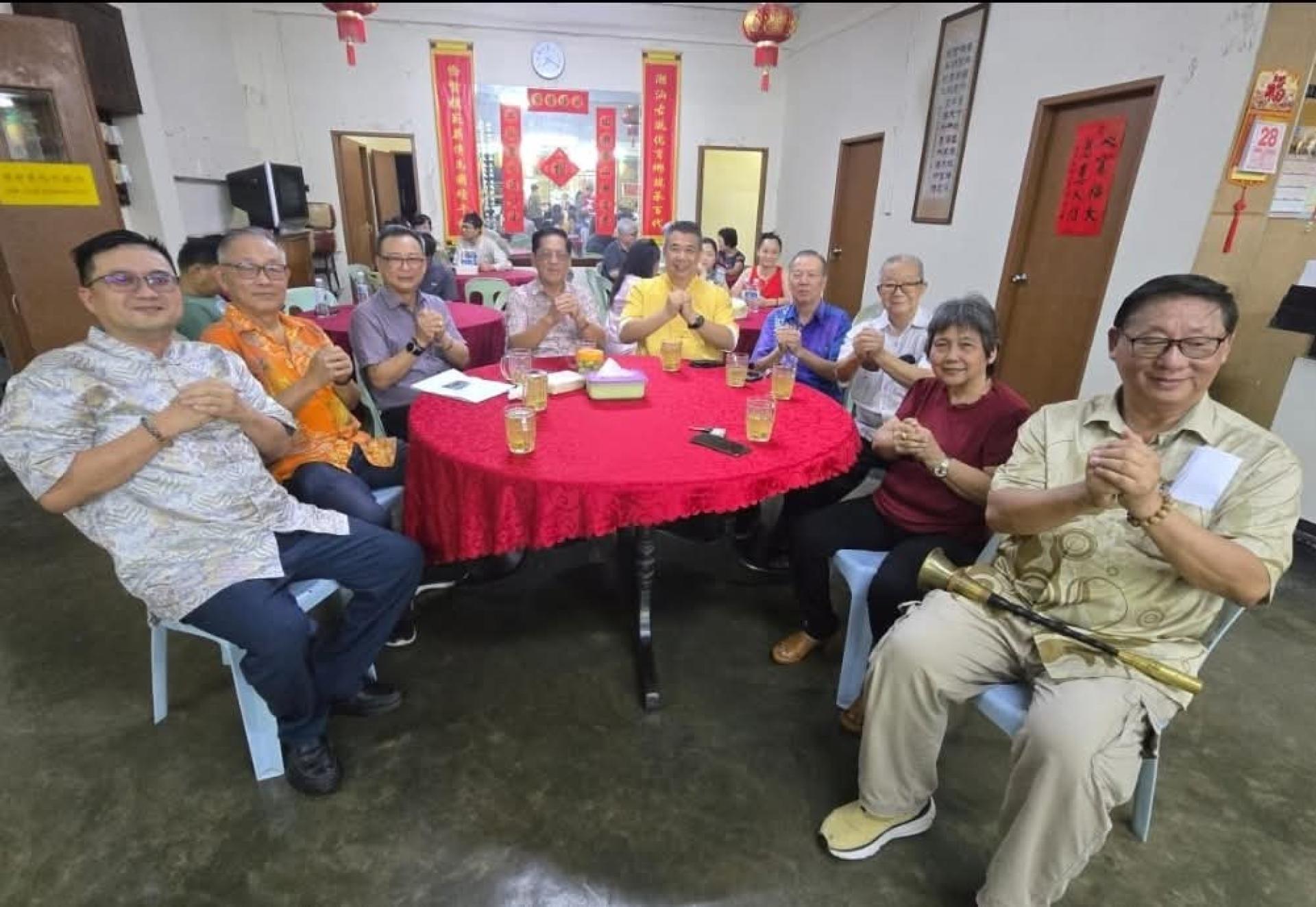 主宾席右一起:沈汉忠副主席、方淑英财政、名誉顾问许日昇(右四)、周文盛、拿督天猛公陈如飞、拿督沈坚石秘书及陈瑞兴。