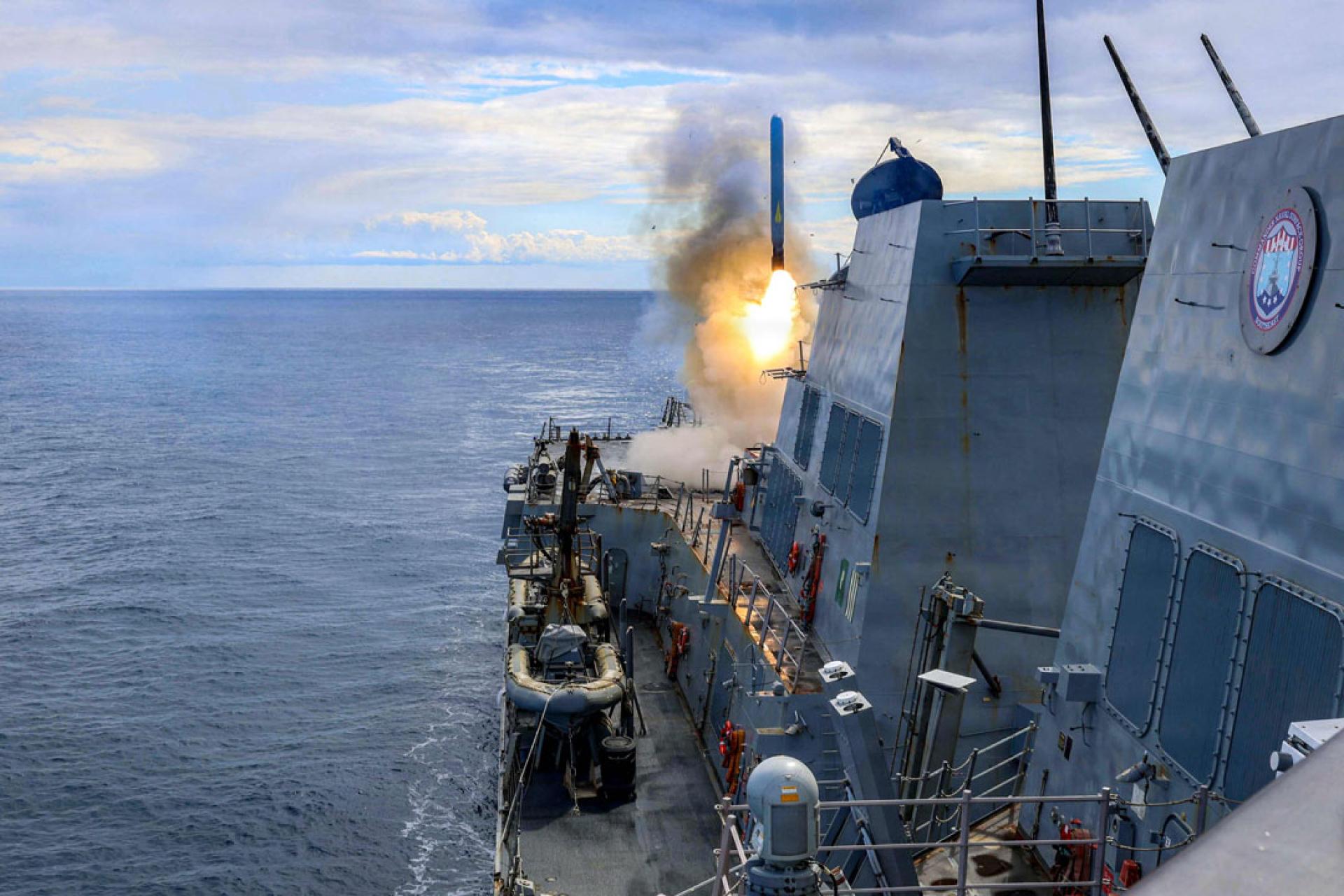 美国中央司令部发布的海军照片显示，美方驱逐舰1日在“史诗狂怒行动”中发射战斧陆攻导弹。