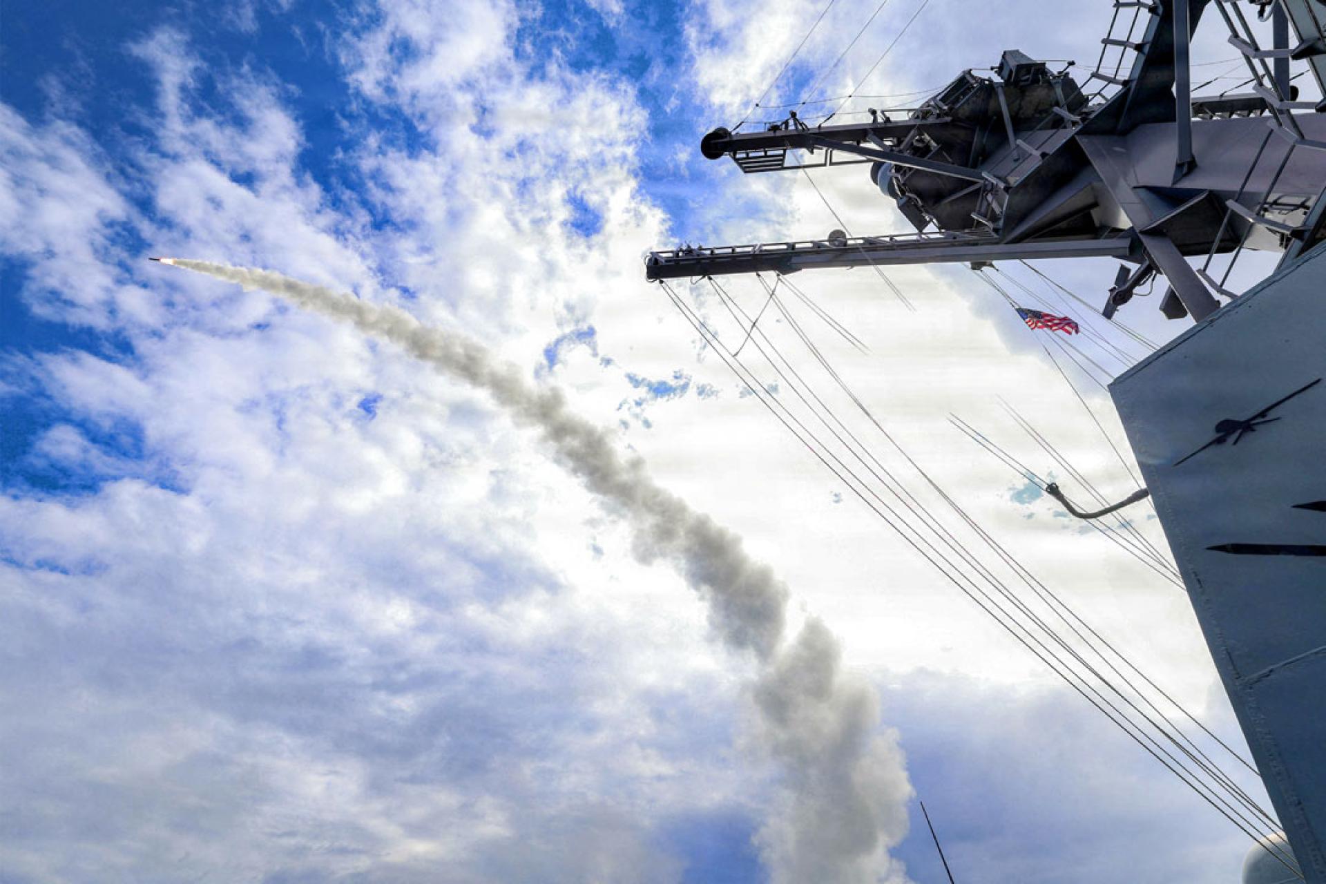 美国中央司令部发布的海军照片显示，美方驱逐舰1日发射战斧陆攻导弹攻击伊朗。