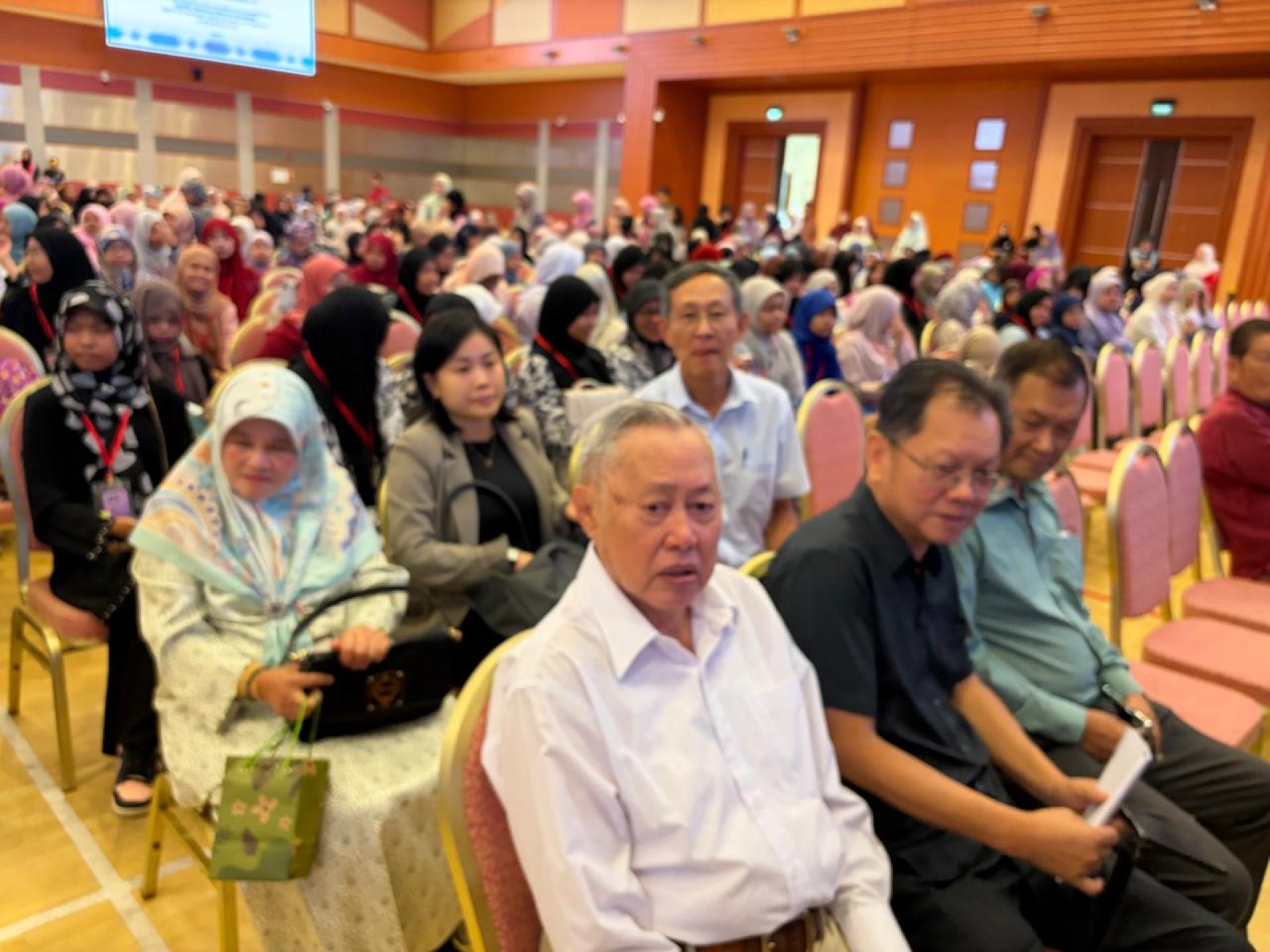 马来奕中华总商会会长卢顺年等人出席捐款仪式