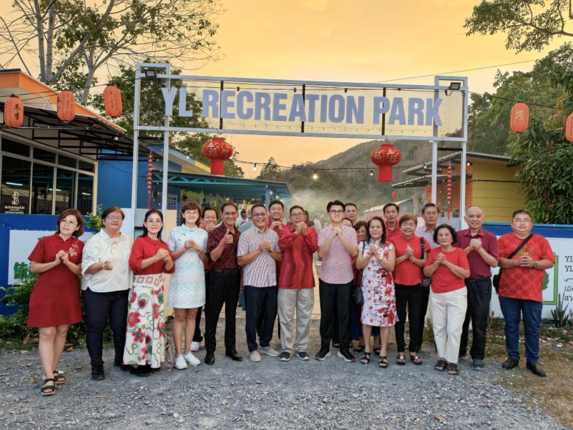 张盛闻（前排右6起）、蔡天喜、郑再安及马华玻州联委会党员们在“2026情系玻州元宵晚会”上合影。