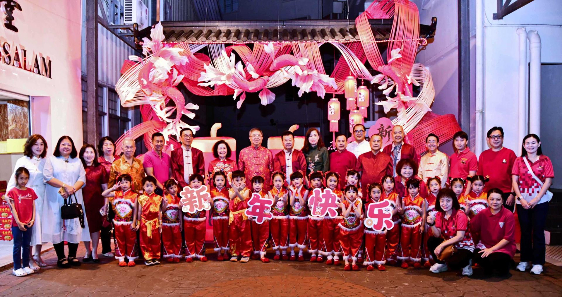 汶中团拜活动开始前，该校董事、行政人员、出席嘉宾与参演小朋友合影留念。