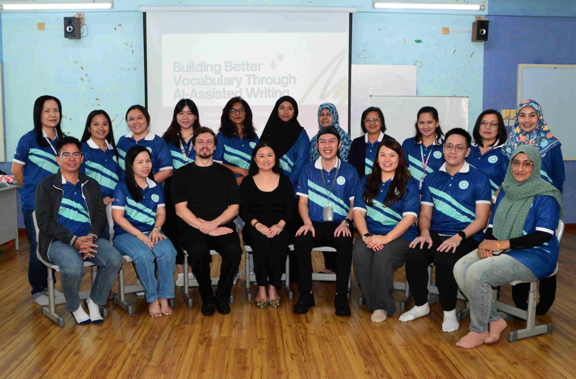 图为汶中英文部门人工智能词汇教学工作坊合影。前排左4为讲师关佩银女士及汶中英文部门主任鲍赈杰（前排左5）。