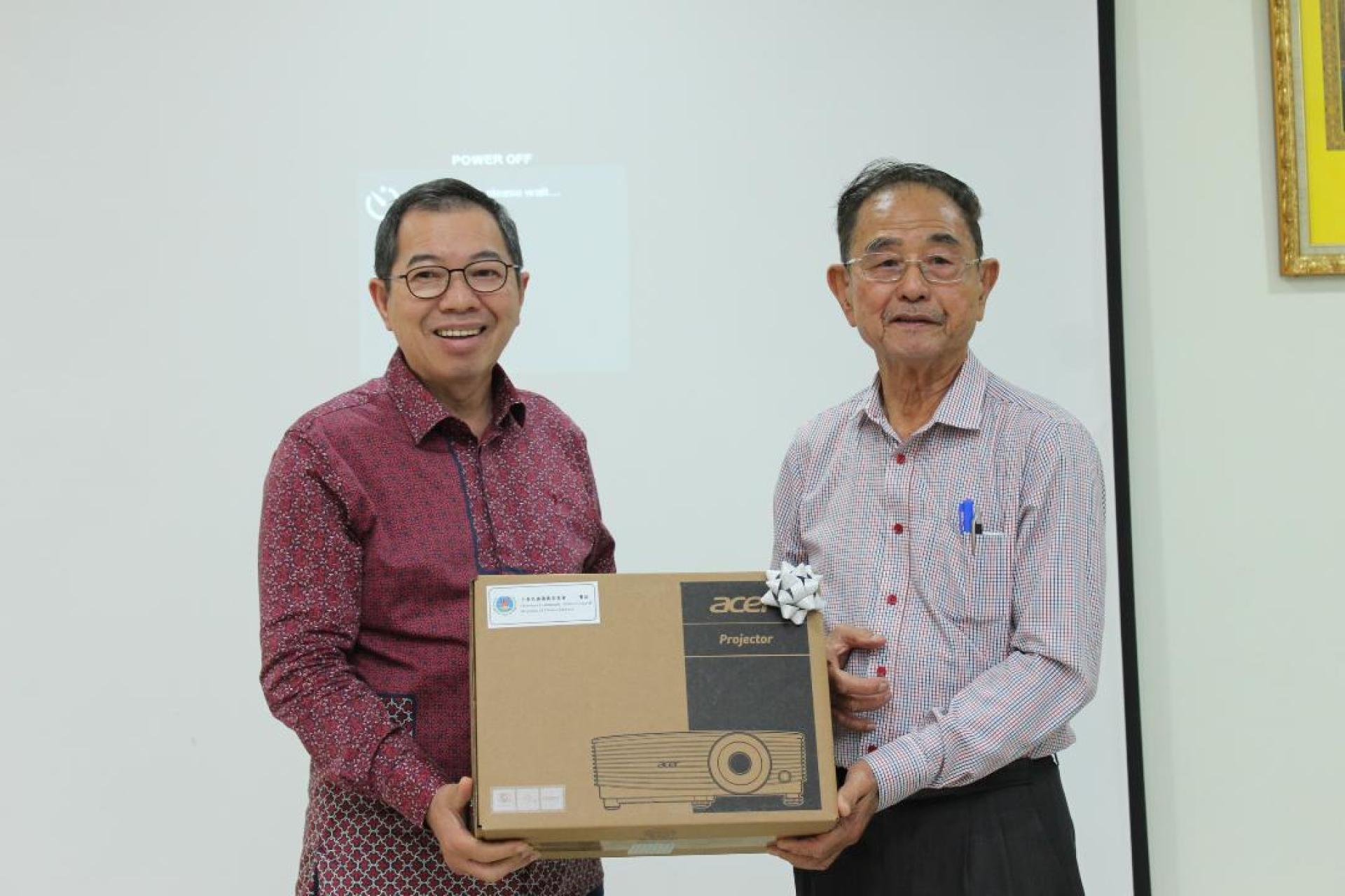 捐赠投影机移交仪式，由董事长孙胜利代表校方接过投影机等教材。