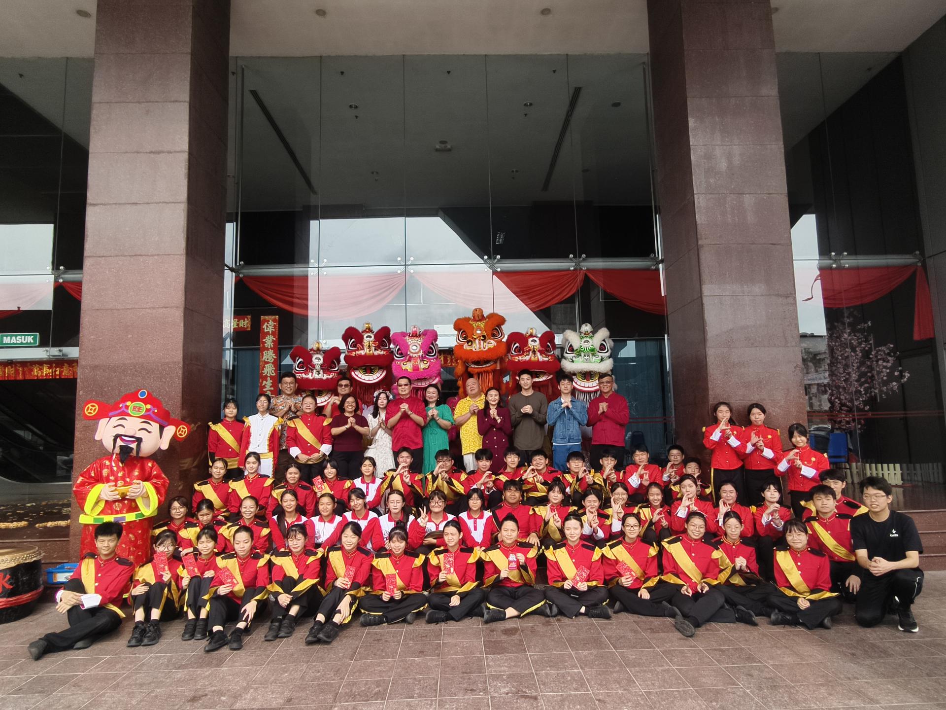 美里中华中学董事长丹斯里拿督巴杜卡蔡幼兰向各位贺岁庆元宵节。图为美里中华中学瑞狮团、乐队及令鼓队成员齐聚一堂，与幼兰大厦管理层进行全体大合影，场面喜庆热闹。
