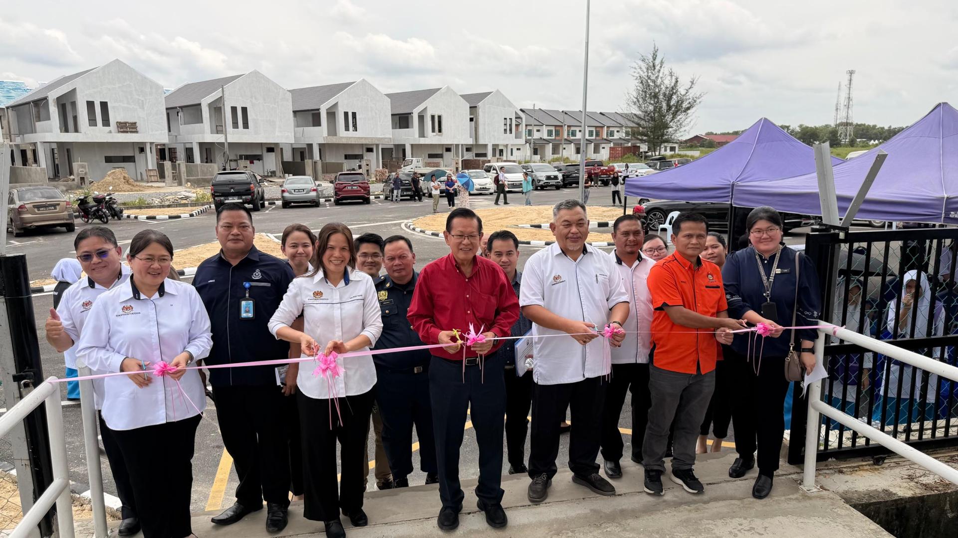 砂交通部长兼史纳汀立法议员拿督斯里李景胜（左3）以及学校众嘉宾为新建停车场主持剪彩仪式。