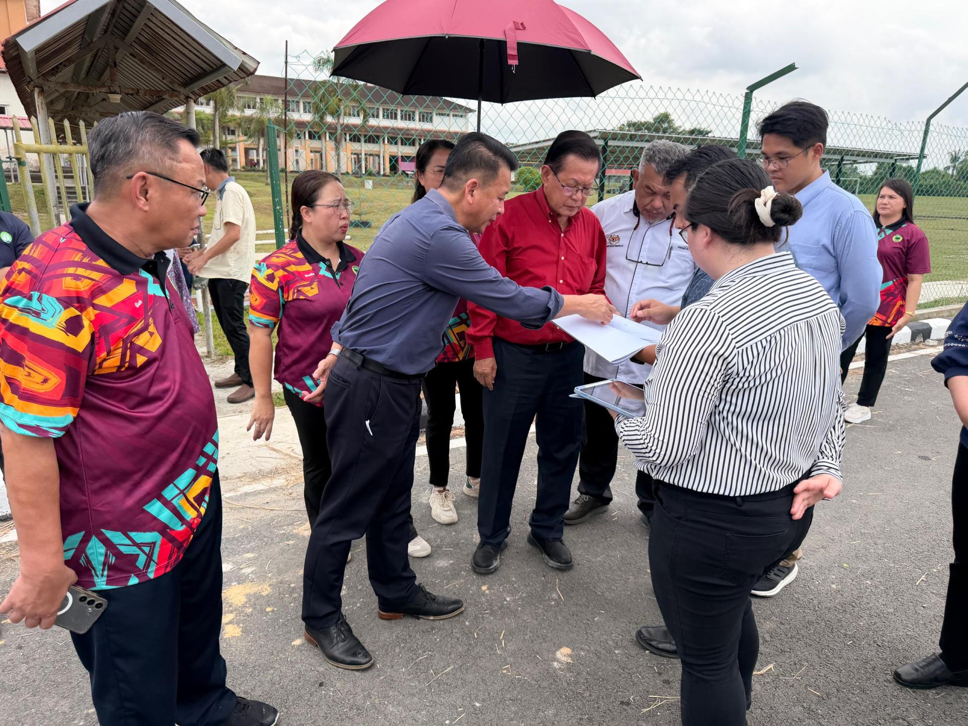 砂交通部长兼史纳汀区立法议员拿督斯里李景胜聆听工程汇报。