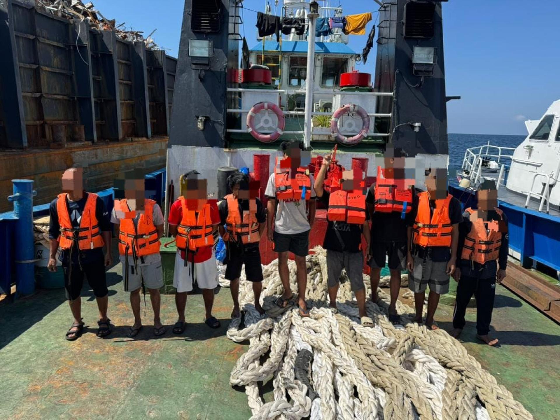 一名船长及8名船员被扣留调查。